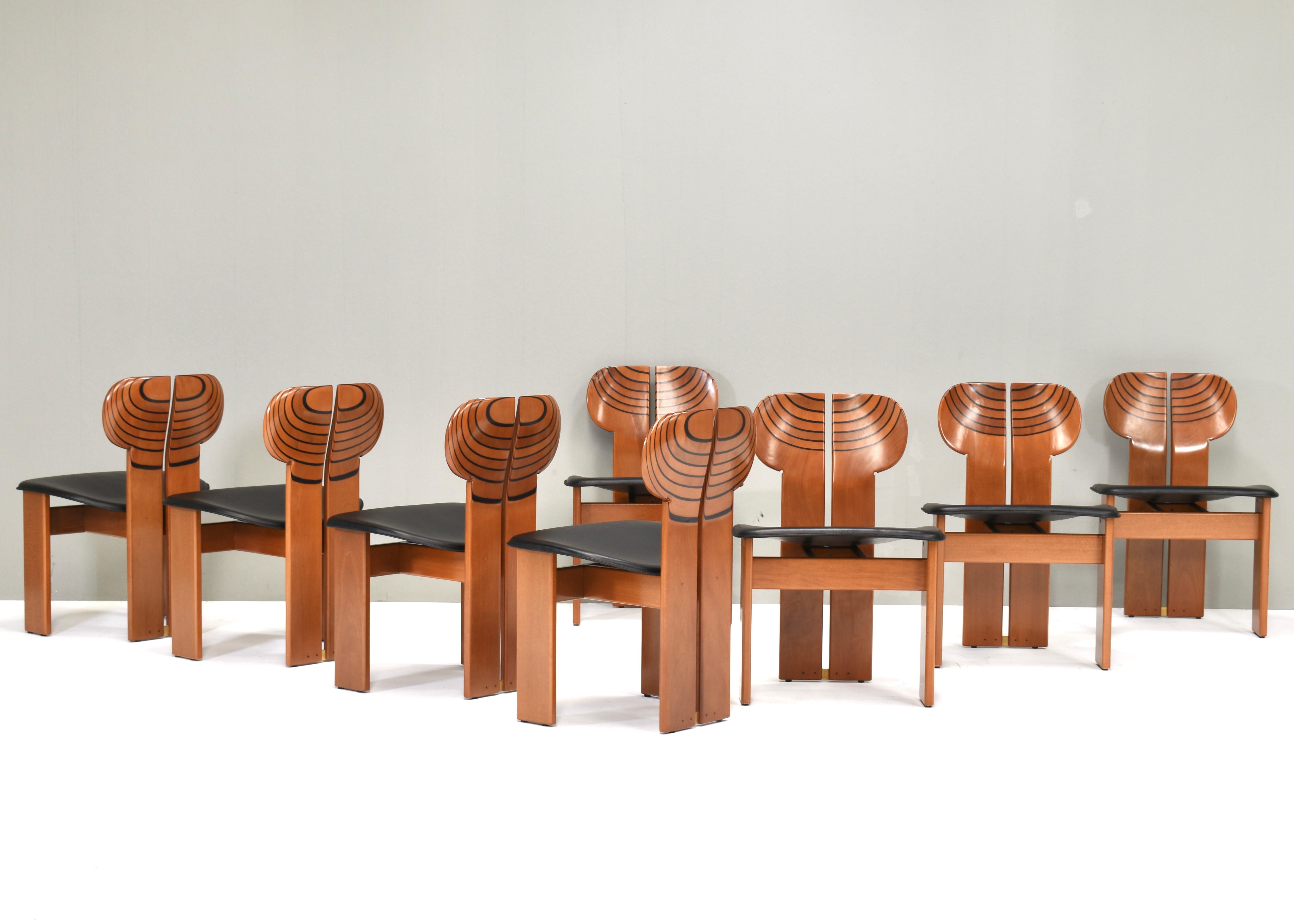Chaises de salle à manger africaines de la série Artona par Afra & Tobia Scarpa pour Maxalto - Italie, années 1970.
Superbe ensemble de 8 chaises africaines en noyer italien avec sièges en cuir noir et détails en laiton. L'ensemble est dans un état