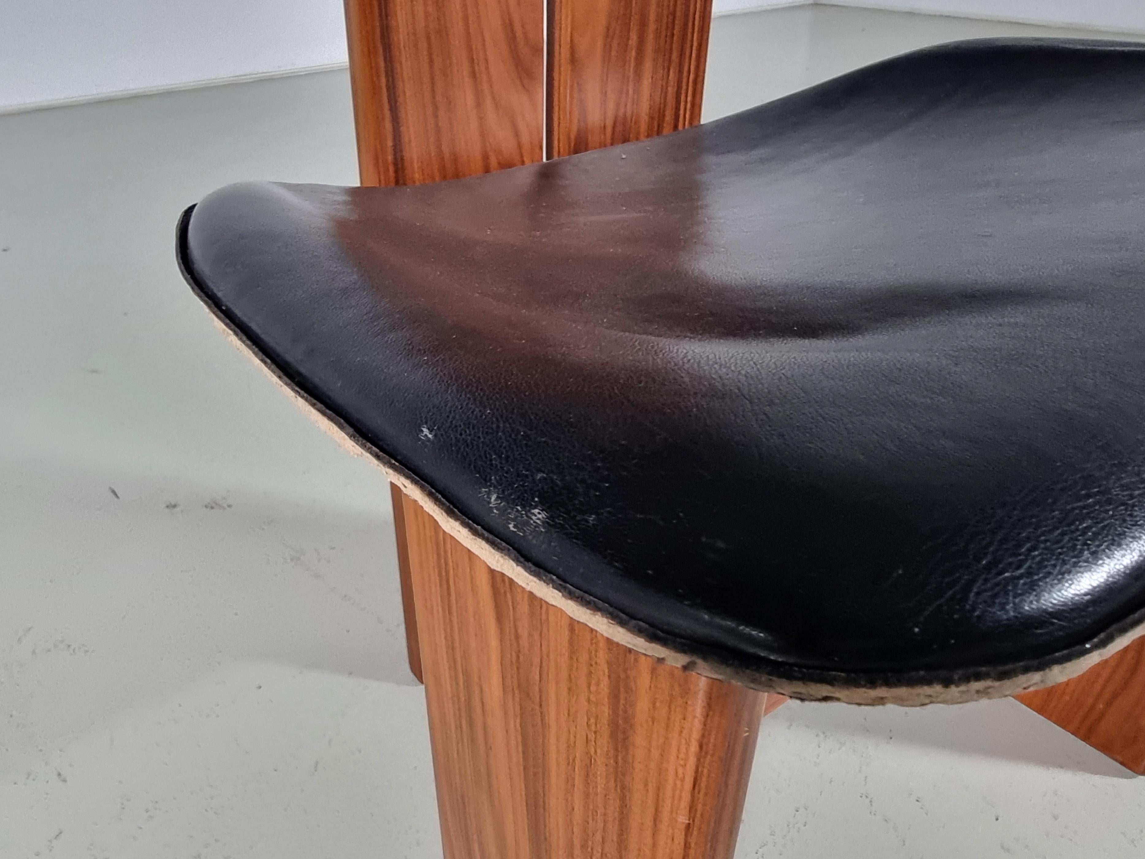Artona Africa chairs, walnut wood and black leather, Afra and Tobia Scarpa For Sale 2