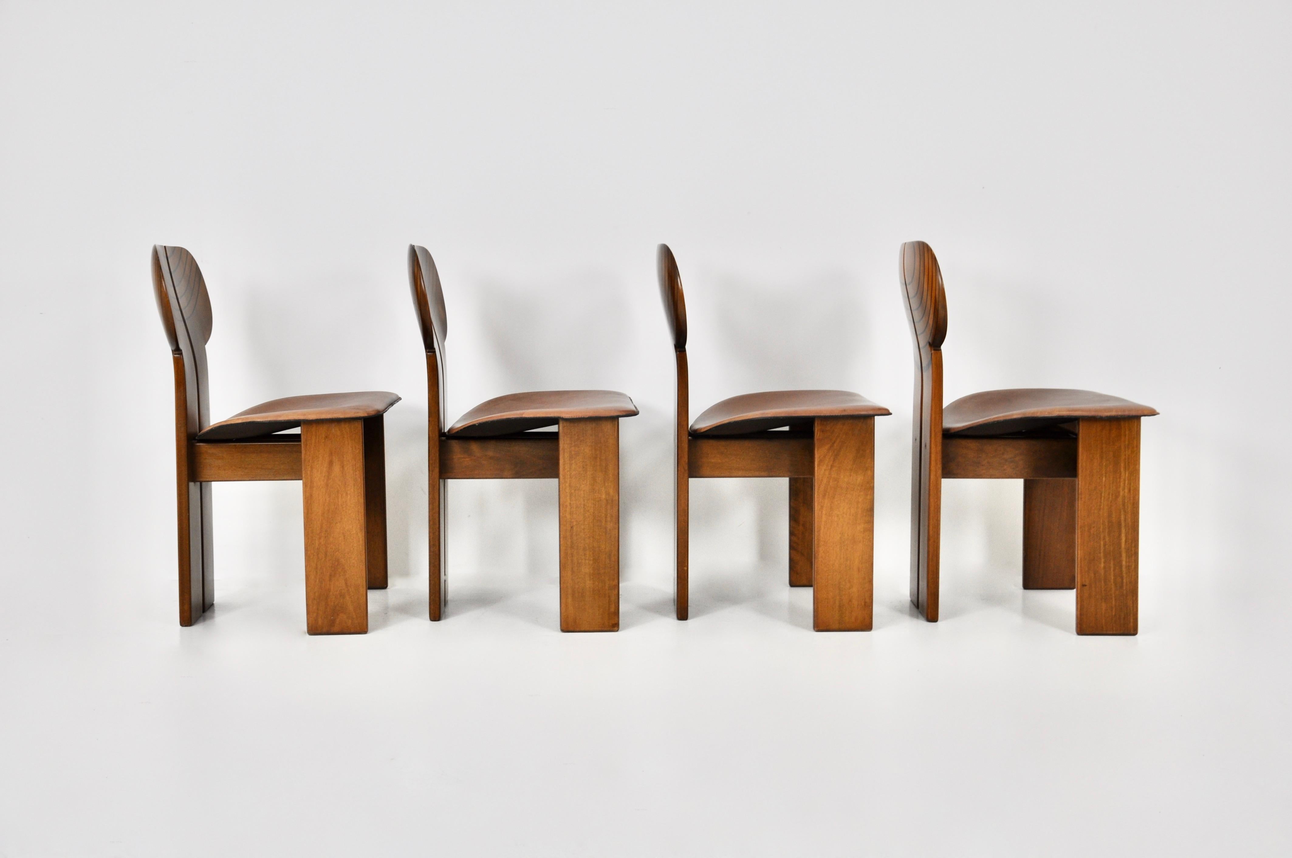 Africa dining chairs by Afra & Tobia Scarpa for Maxalto, 1975, Set of 4 In Good Condition For Sale In Lasne, BE