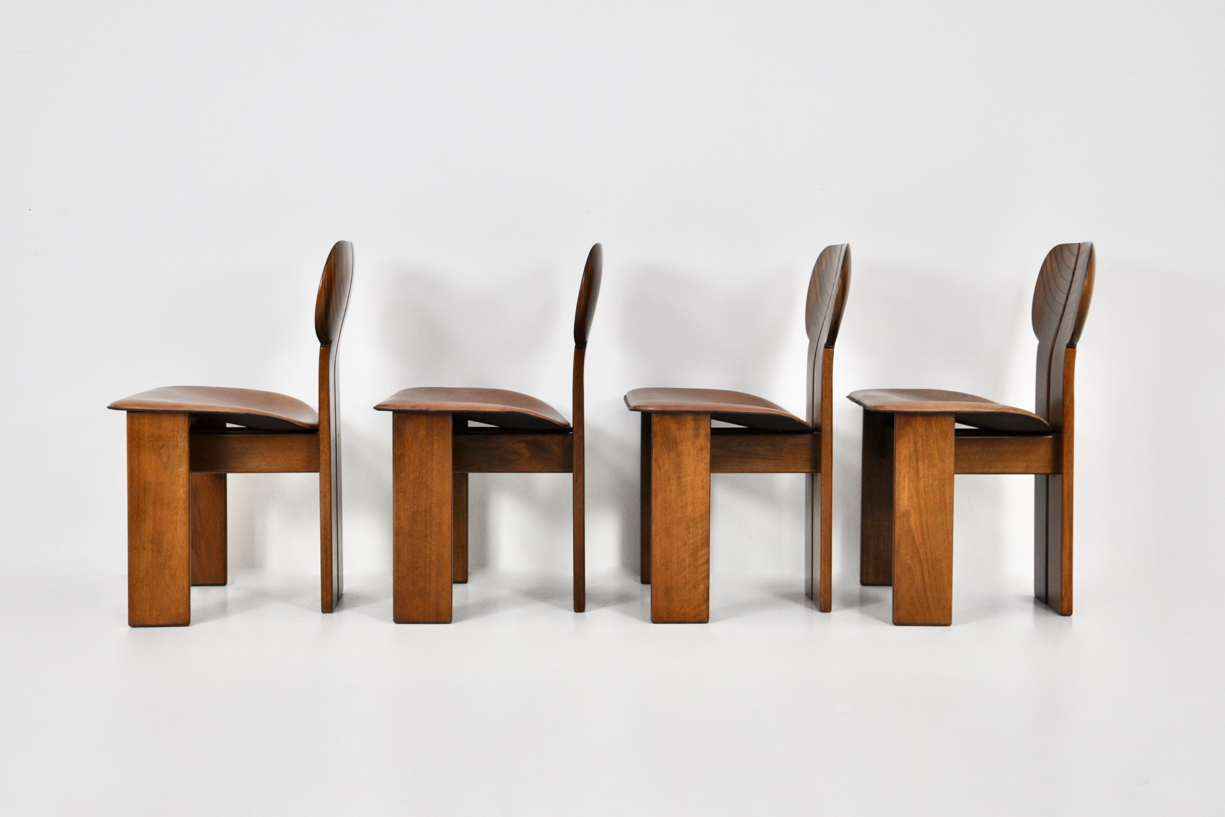 Leather Africa dining chairs by Afra & Tobia Scarpa for Maxalto, 1975, Set of 4 For Sale