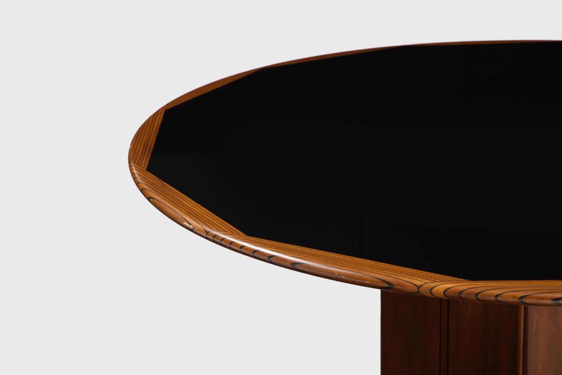 The large round Africa dining table by Afra and Tobia Scarpa for Maxalto’s Artona Series showcases the designers’ refined approach to material and proportion. The burlwood veneer top is paired with warm solid walnut edges that highlight the natural