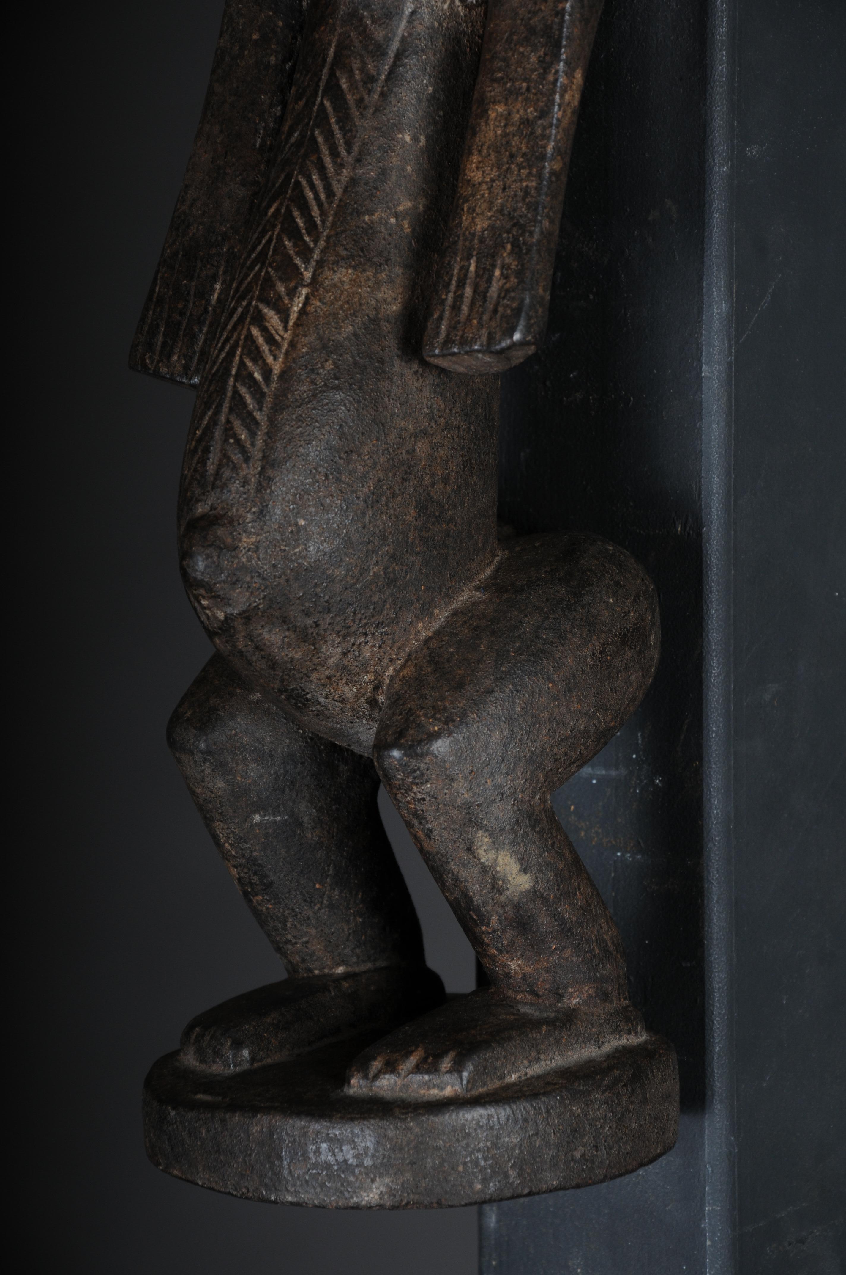 Figure féminine en bois sculpté du 20e siècle, art africain en vente 1