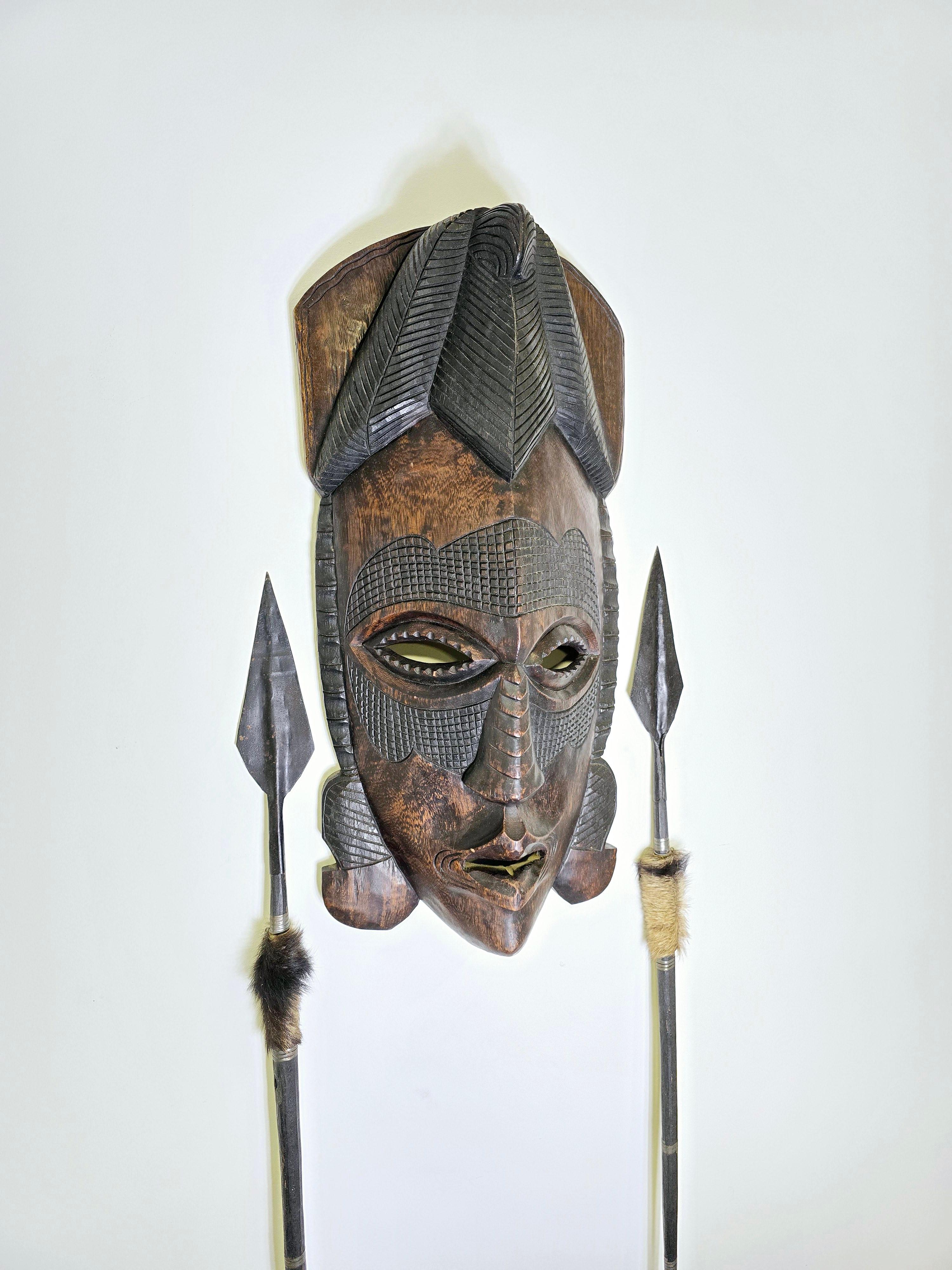 Maschera africana con lance anni '90 in vendita 5