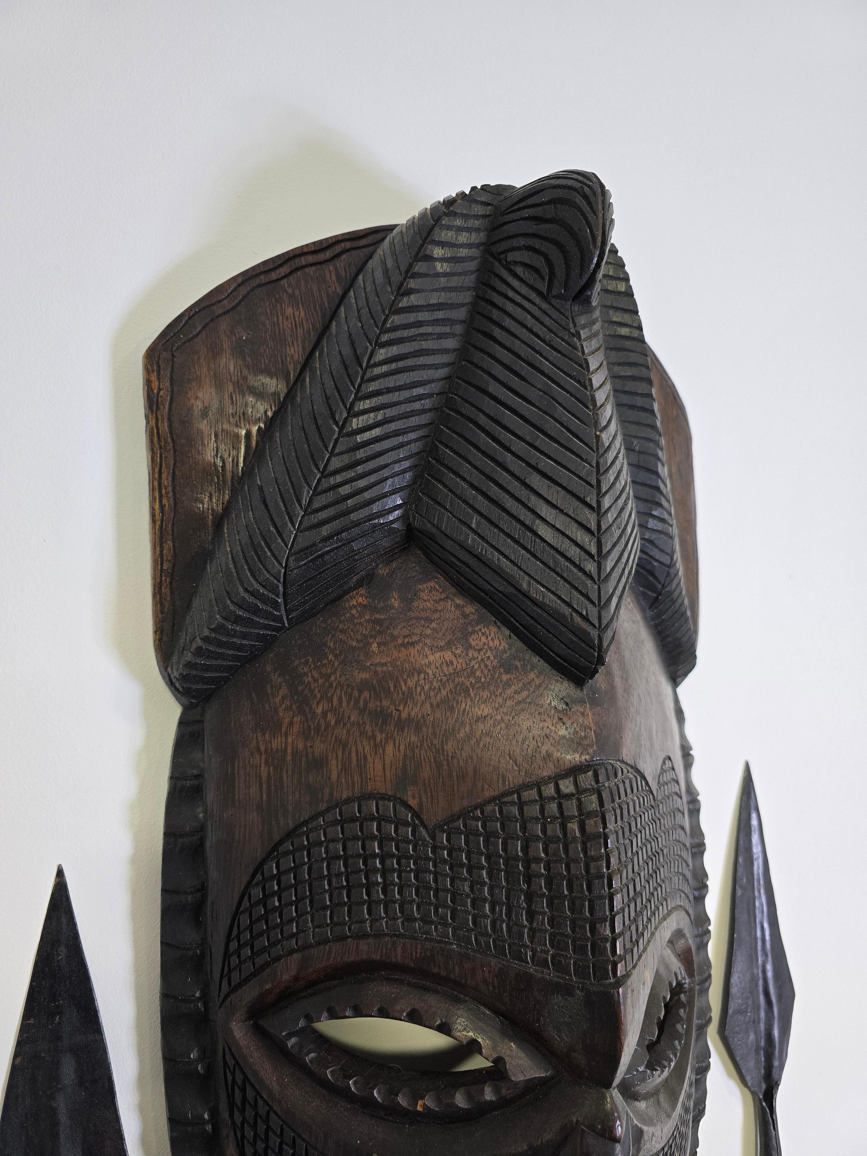 Maschera africana con lance anni '90 in vendita 10