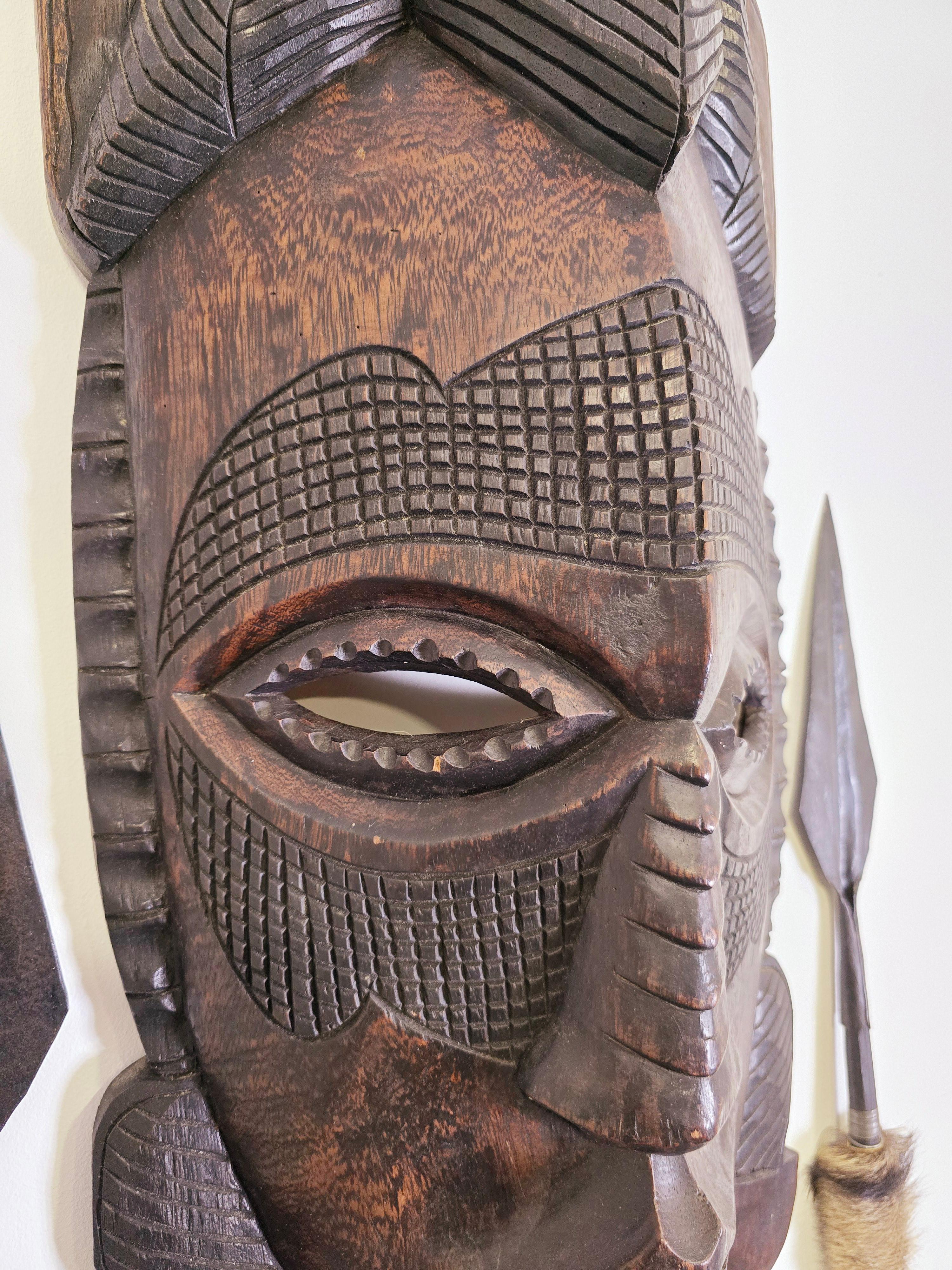 Maschera africana con lance anni '90. È un set raro.

Scolpito da un unico pezzo.

Le lance sono ultra leggere - altezza 152 cm.