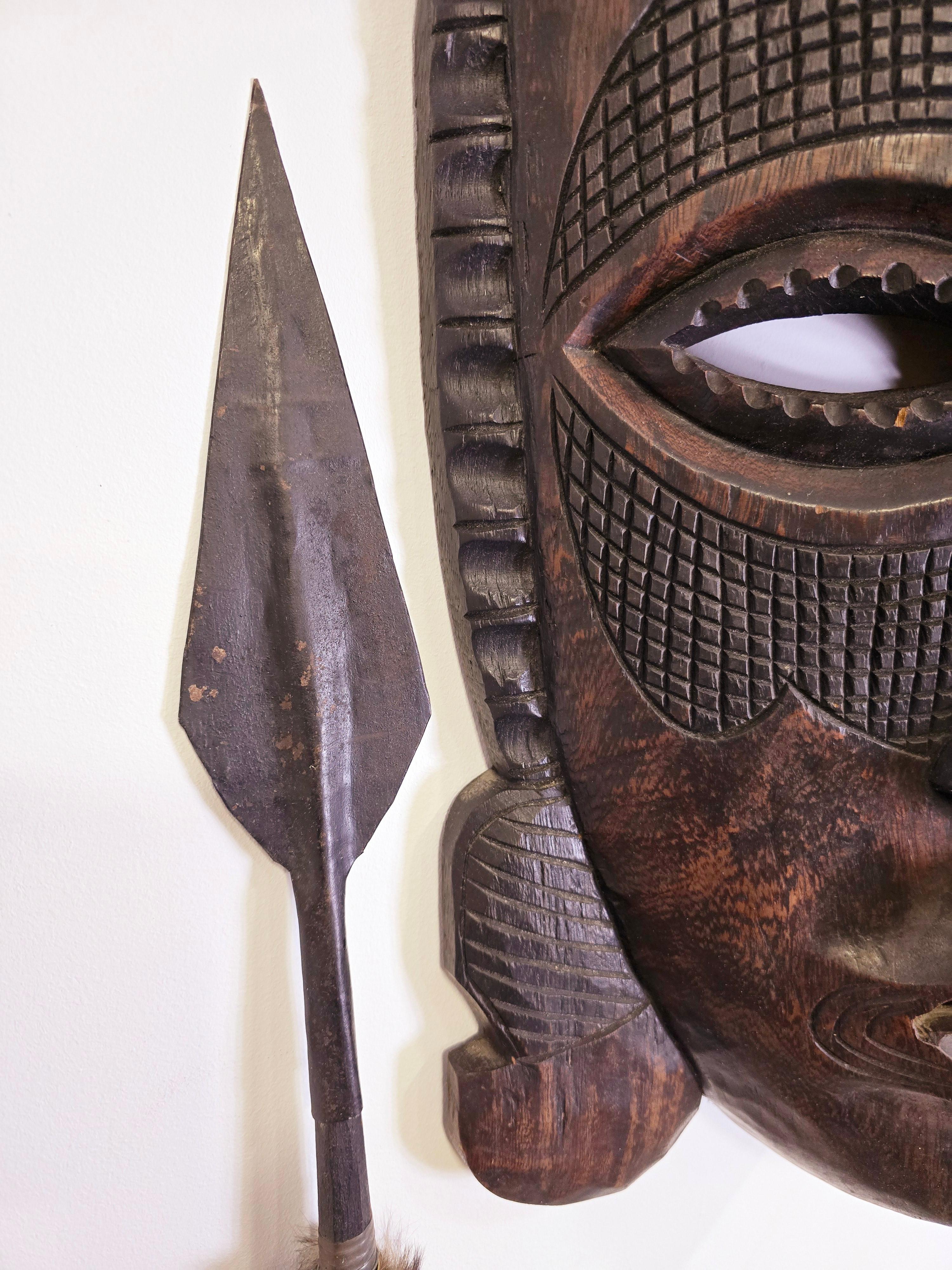 Camerunese Maschera africana con lance anni '90 in vendita