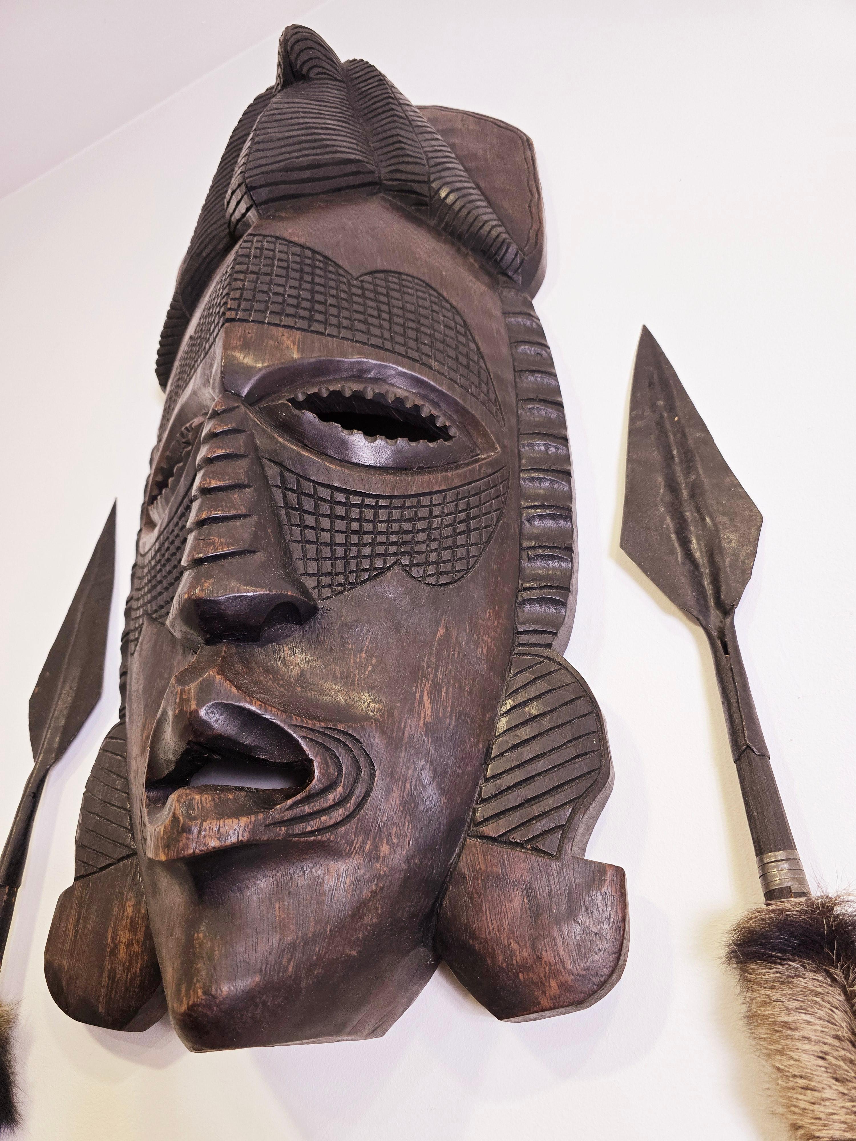 Ottone Maschera africana con lance anni '90 in vendita