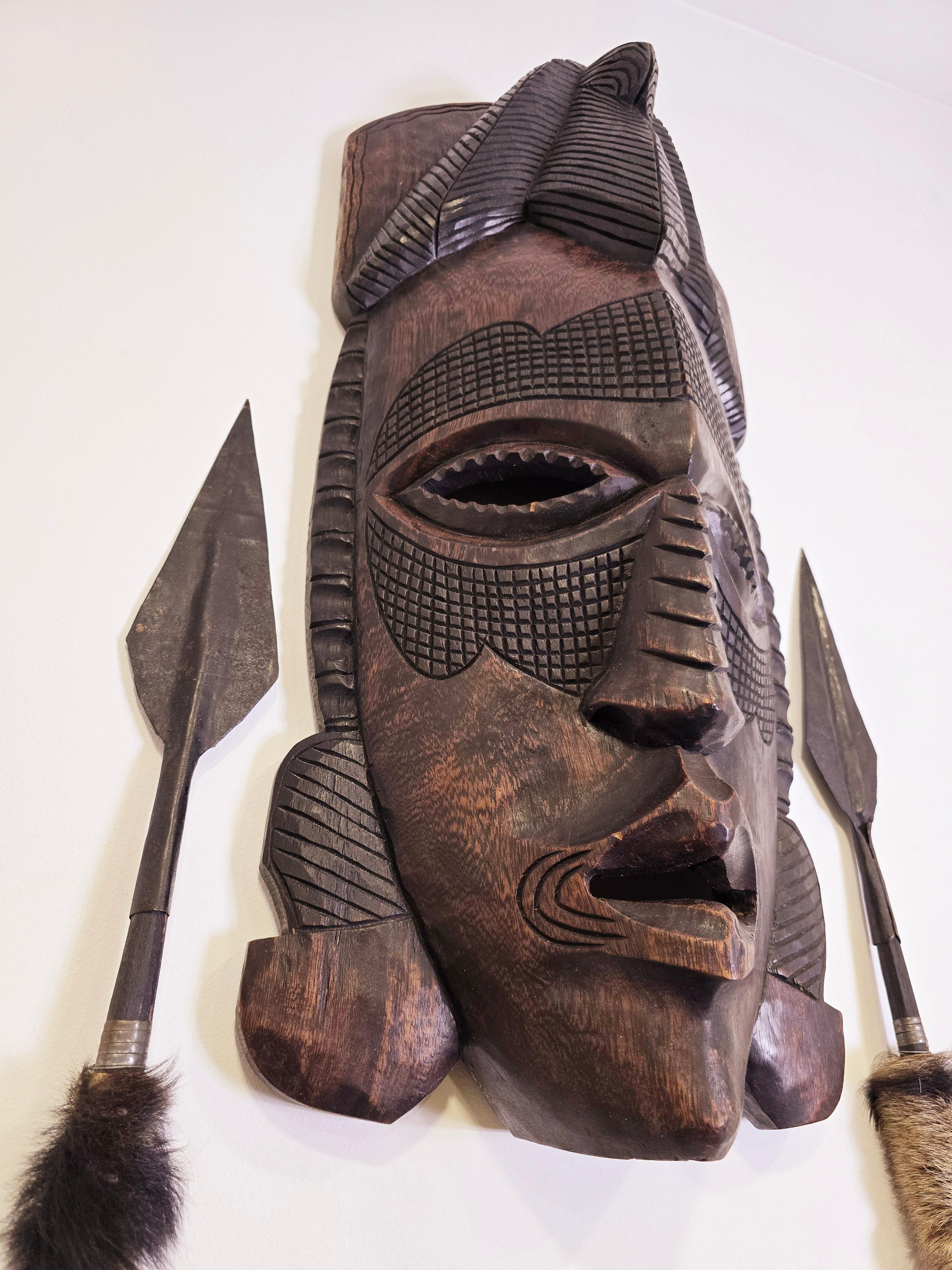 Maschera africana con lance anni '90 in vendita 1