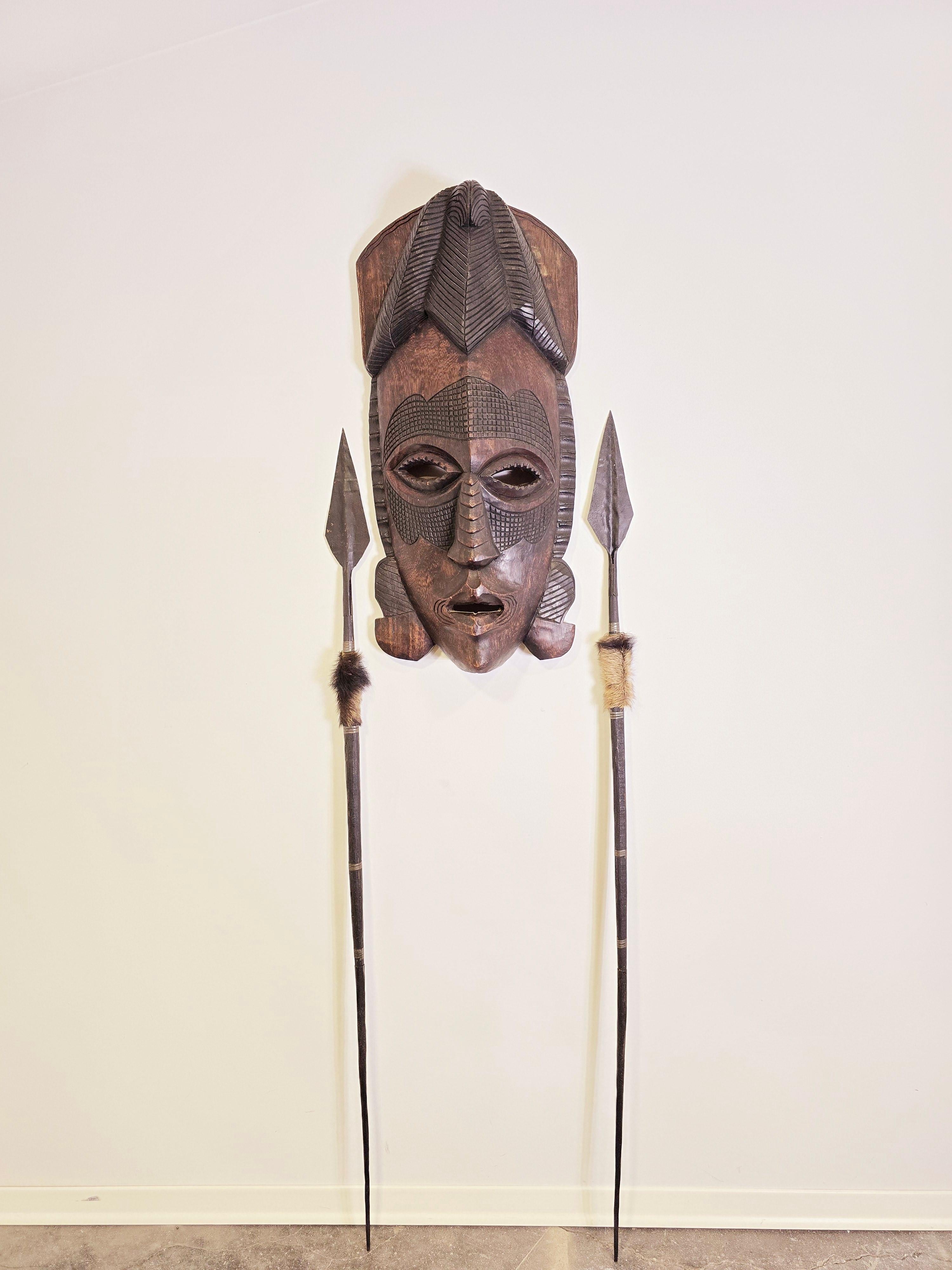Maschera africana con lance anni '90 in vendita 2