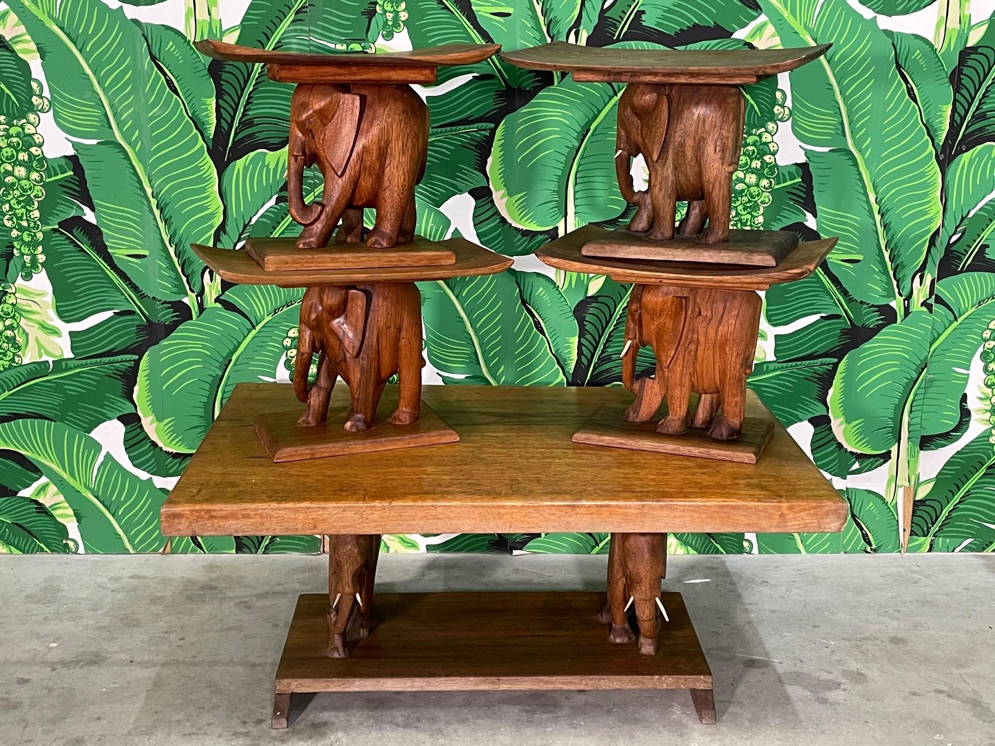 Tavolo e sedili in legno intagliato a mano con un motivo a elefante, attribuito alle tribù Ashanti (Asante) o Fanti (Fante) del Ghana, in Africa. Circa all'inizio del XX secolo. Buone condizioni strutturali, bella patinatura in tutto. Può presentare