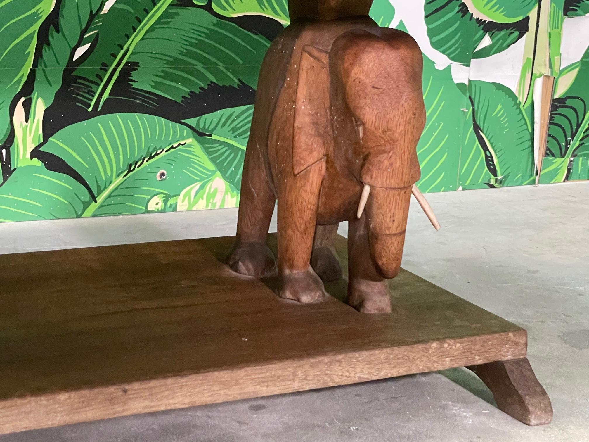 Afrikanischer Art Deco Ashanti Elefant Tisch und Hocker (20. Jahrhundert) im Angebot