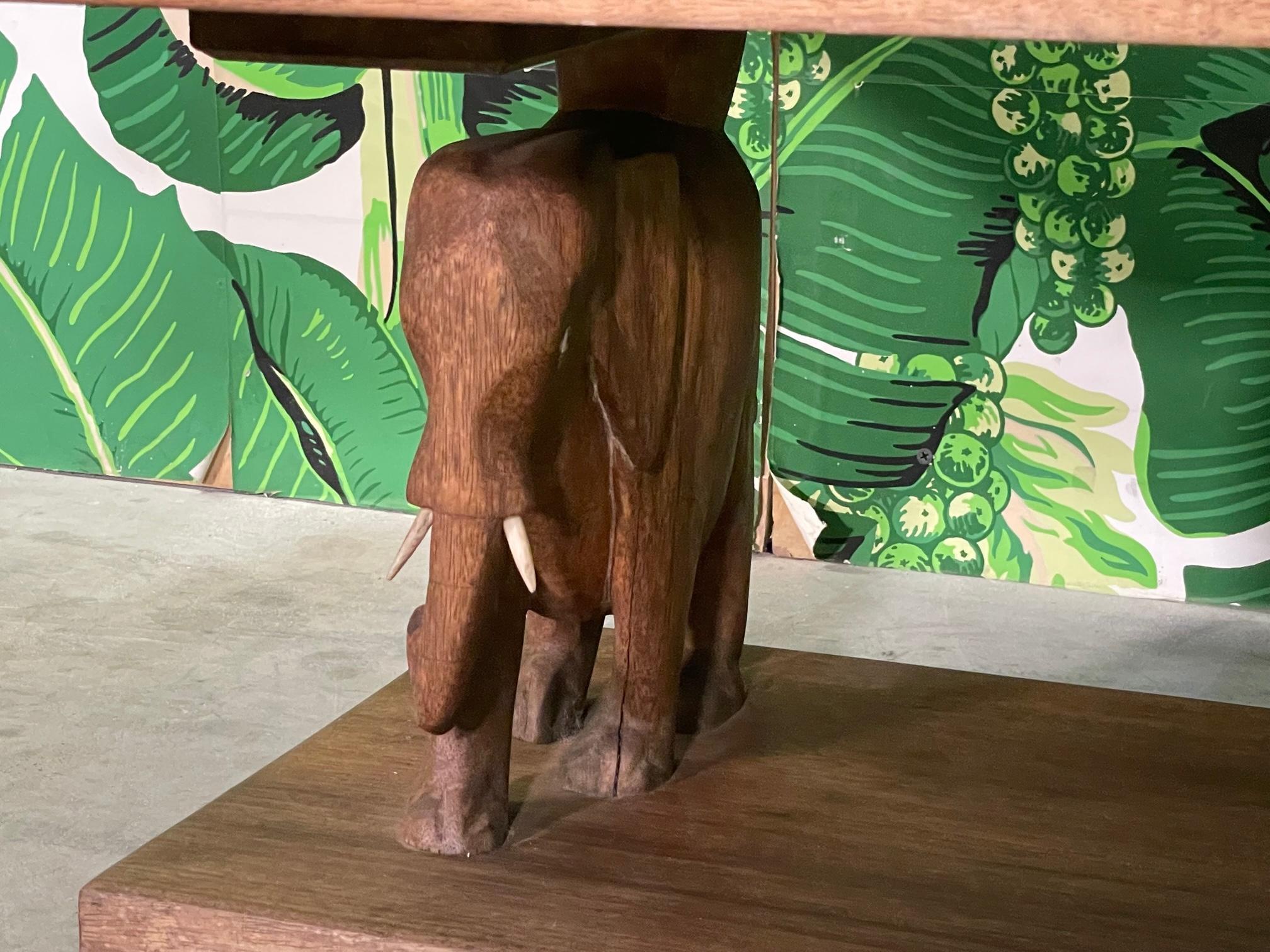 Afrikanischer Art Deco Ashanti Elefant Tisch und Hocker (Holz) im Angebot