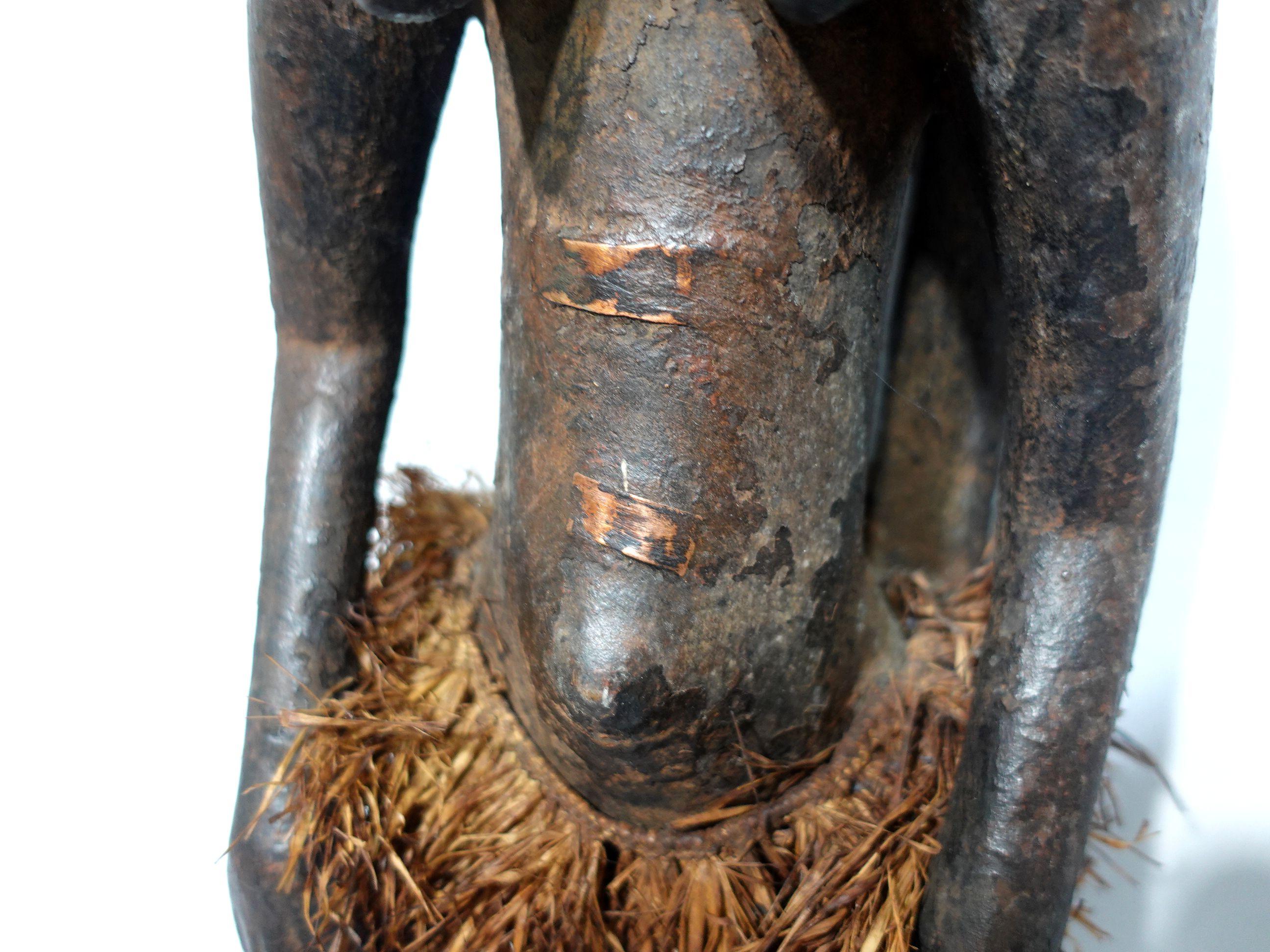 Sculpté à la main Statue d'art africaine « Figure de fertilité fétiche » en vente
