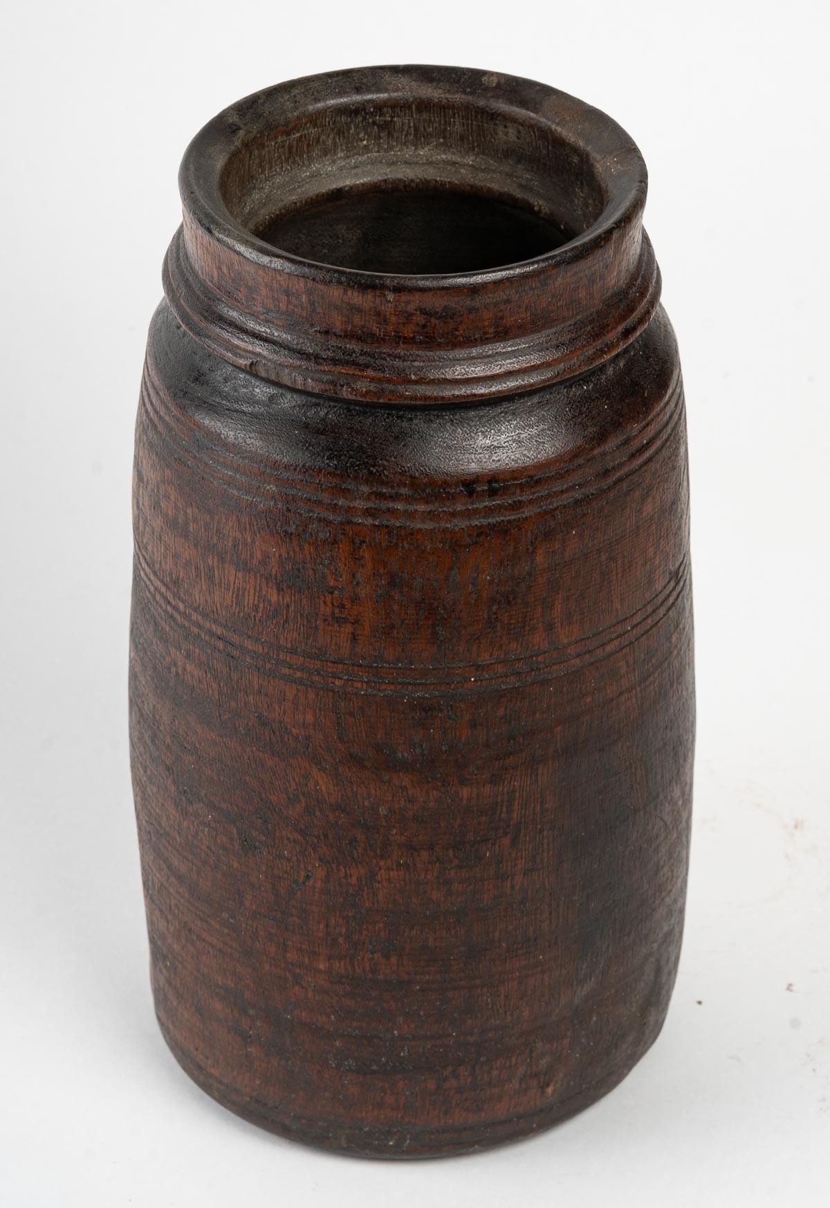 Vase für afrikanische Kunst, Holz, 20. Jahrhundert.
Maße: H: 29 cm, T: 17 cm.