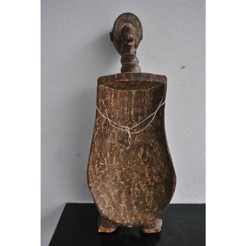 Holzskulptur afrikanischer Kunst, die eine Frau mit langem Hals darstellt, 99 cm hoch, 40 cm breit und 25 cm tief.

Zusätzliche Informationen:
MATERIAL: Elfenbein & Knochen
Abmessungen: 24 H cm.