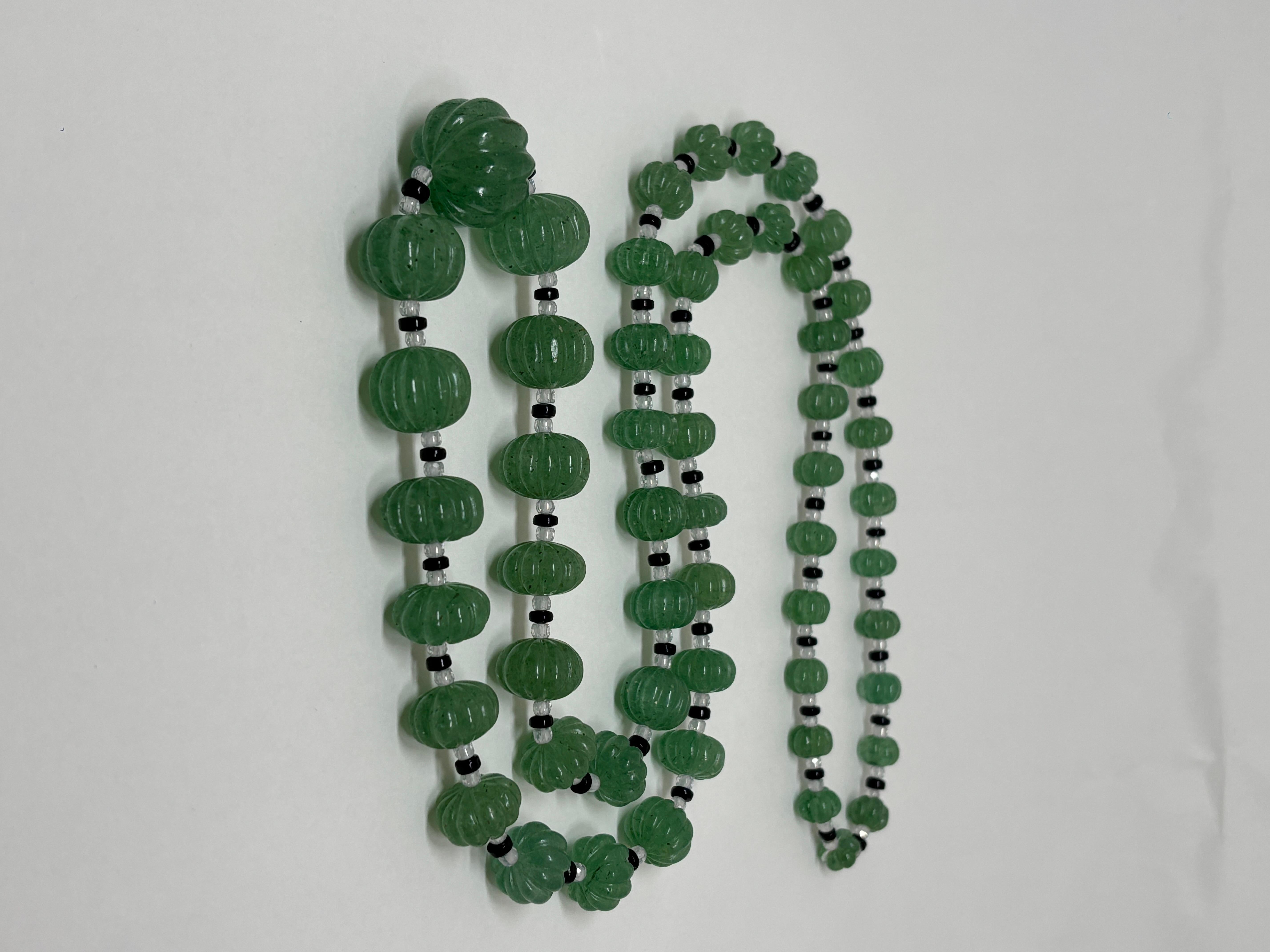 Avvolgiti nell'eleganza terrena dell'Africa con questa collana di perline di avventurina da 38 pollici. 

Le perle di avventurina verde intenso sono abbinate a ricchi accenti di onice nera e cristallo, creando una miscela armoniosa di colori e