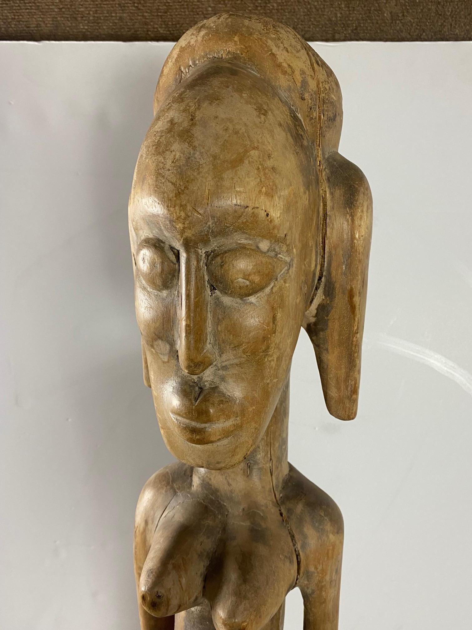 The arrangement of the conical forms of this effigy of African art Bambara constitutes a remarkable formal balance. Its meditative appearance reminds us that it is the receptacle of spiritual forces. It is also an evocation of fertility accentuated