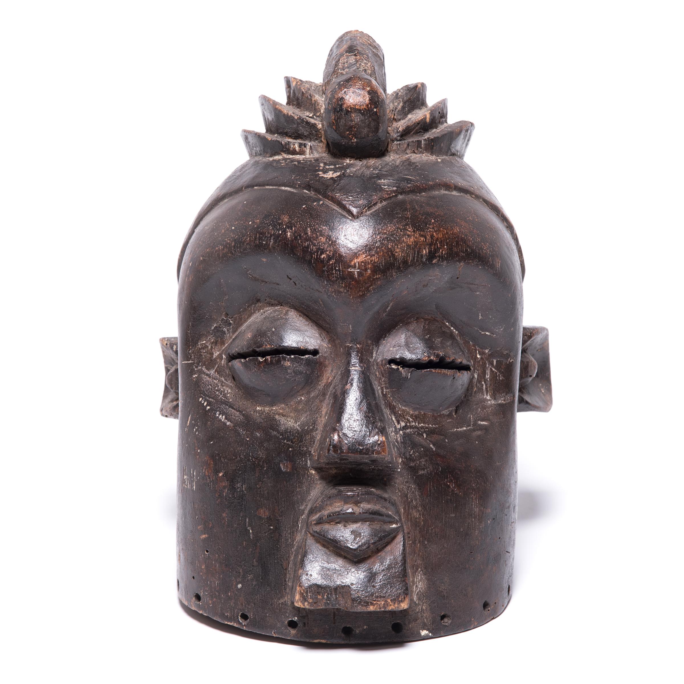 Während ihrer fünfhundertjährigen Geschichte im südlichen Kongo entwickelte der Stamm der Basuku eine Reihe komplizierter Rituale, die sich um ihre geschickten Maskenmacher drehten. Dieses besondere Exemplar wurde höchstwahrscheinlich nach dem