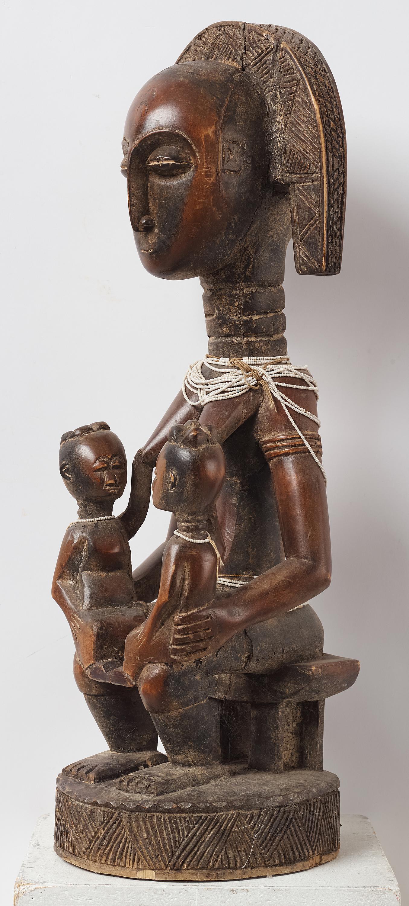 Afrikanische Baule-Statue Mutter mit Kindern, Elfenbeinküste Mitte des Jahrhunderts  XXem (20. Jahrhundert) im Angebot