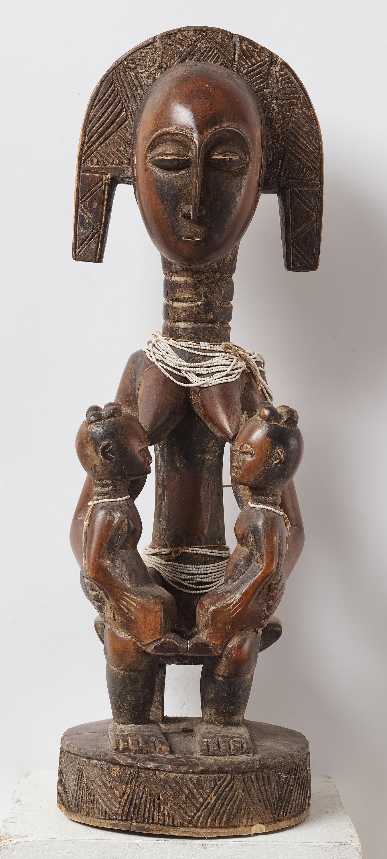 Afrikanische Baule-Statue Mutter mit Kindern, Elfenbeinküste Mitte des Jahrhunderts  XXem (Glas) im Angebot