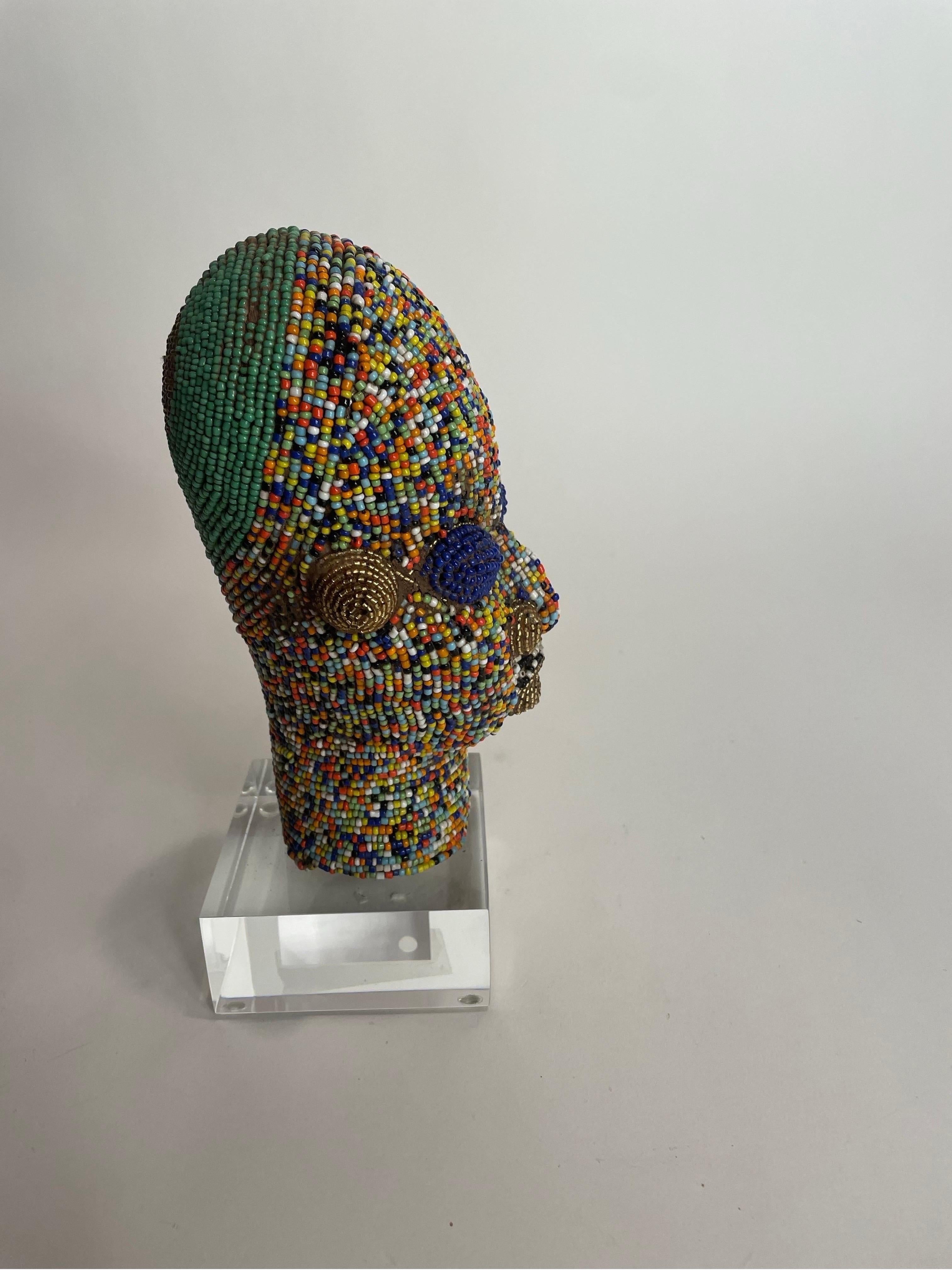 Dies ist eine wunderbare bunte Perlen Kopf von den Menschen in Kamerun Afrika gemacht und auf einem Lucite Stand setzen