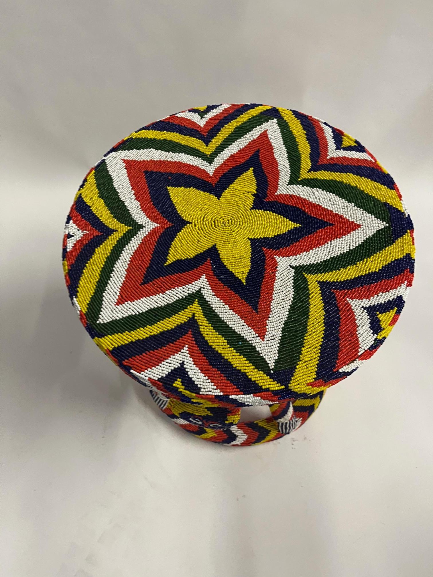 Tabouret tribal africain en perles
Créé par le peuple bamileke au Cameroun
Les tabourets sont complexes et vibrants.
L'animal représenté semble être une panthère, symbole de pouvoir.


