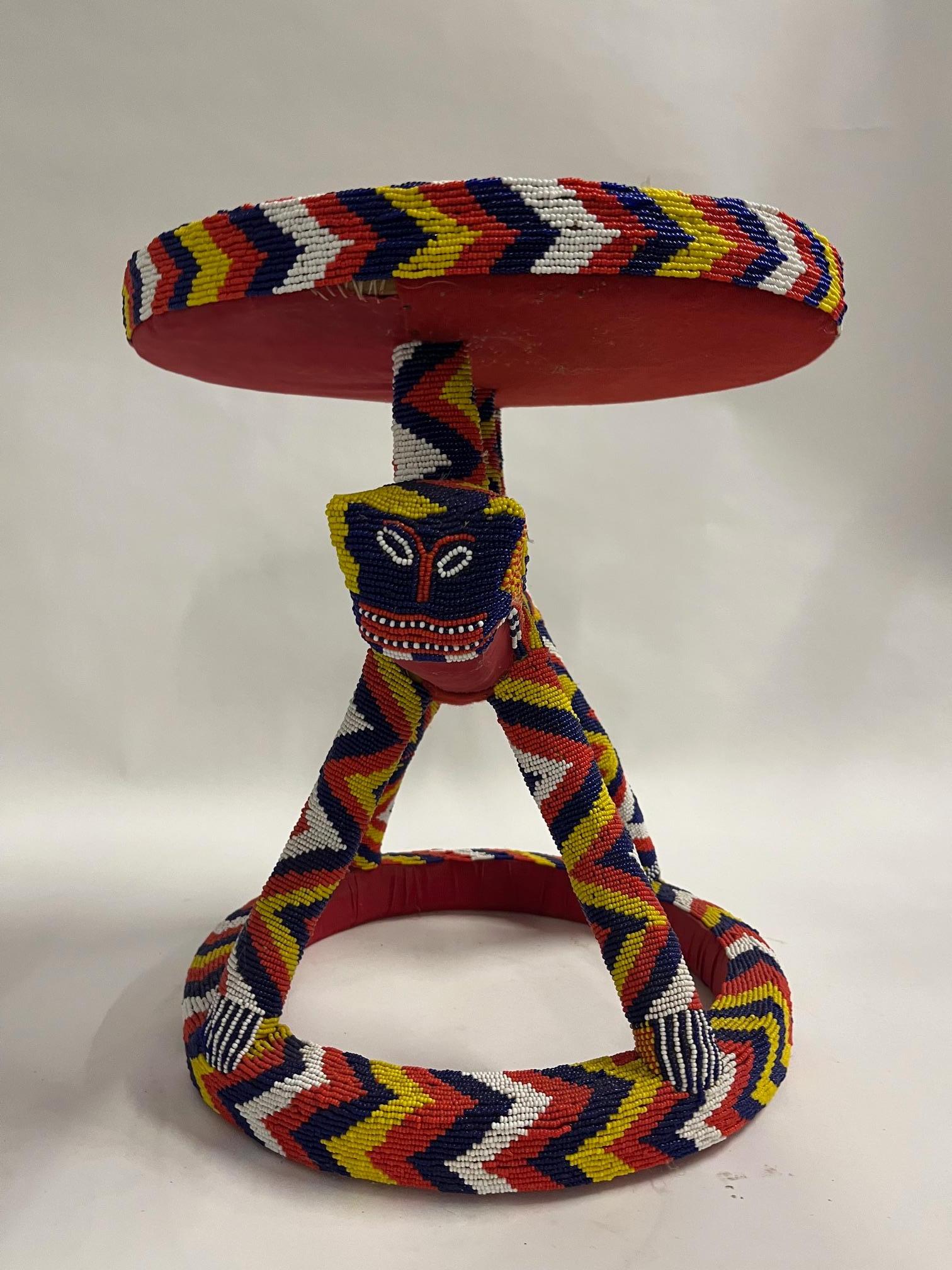 Tabouret africain perlé Bon état - En vente à West Palm Beach, FL