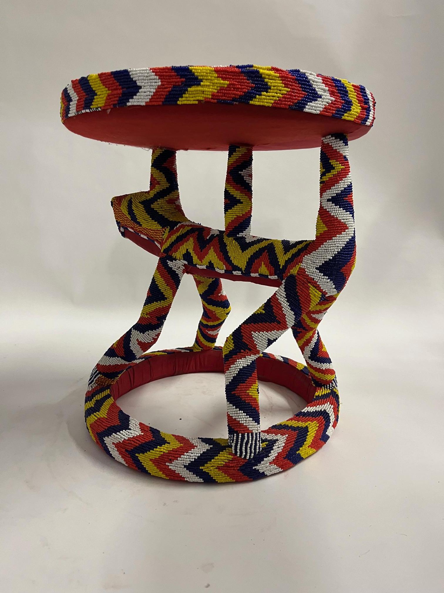 Milieu du XXe siècle Tabouret africain perlé en vente