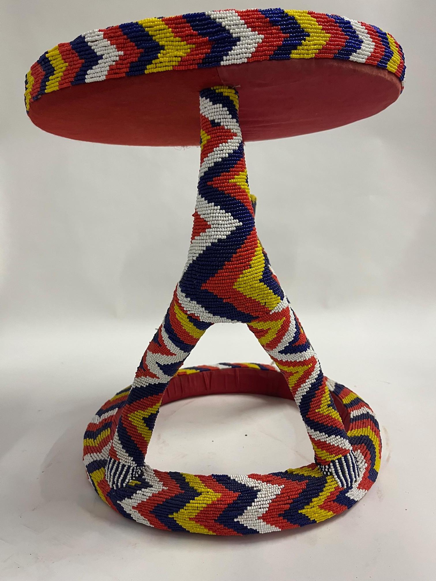 Perles Tabouret africain perlé en vente