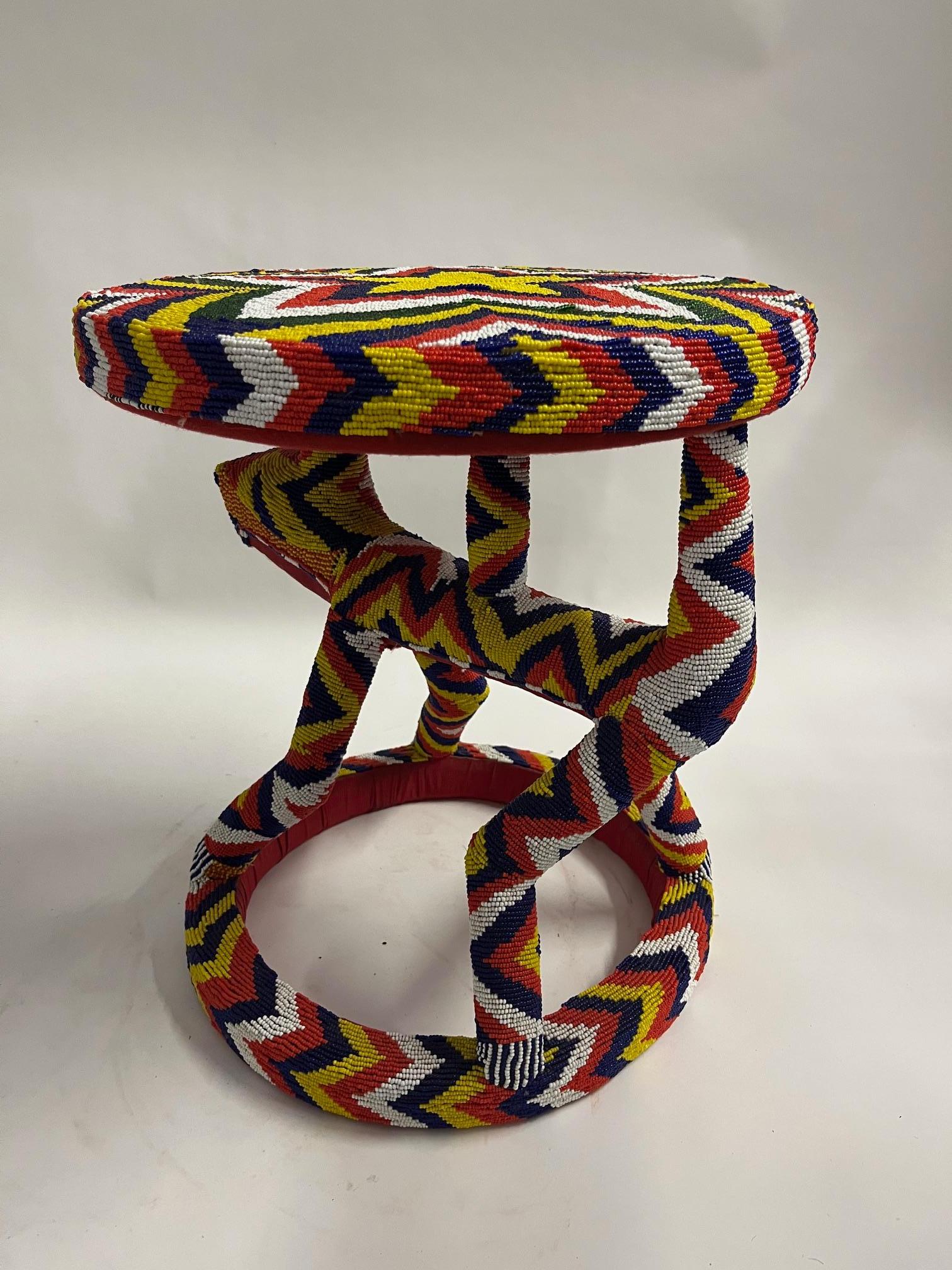 Tabouret africain perlé en vente 1
