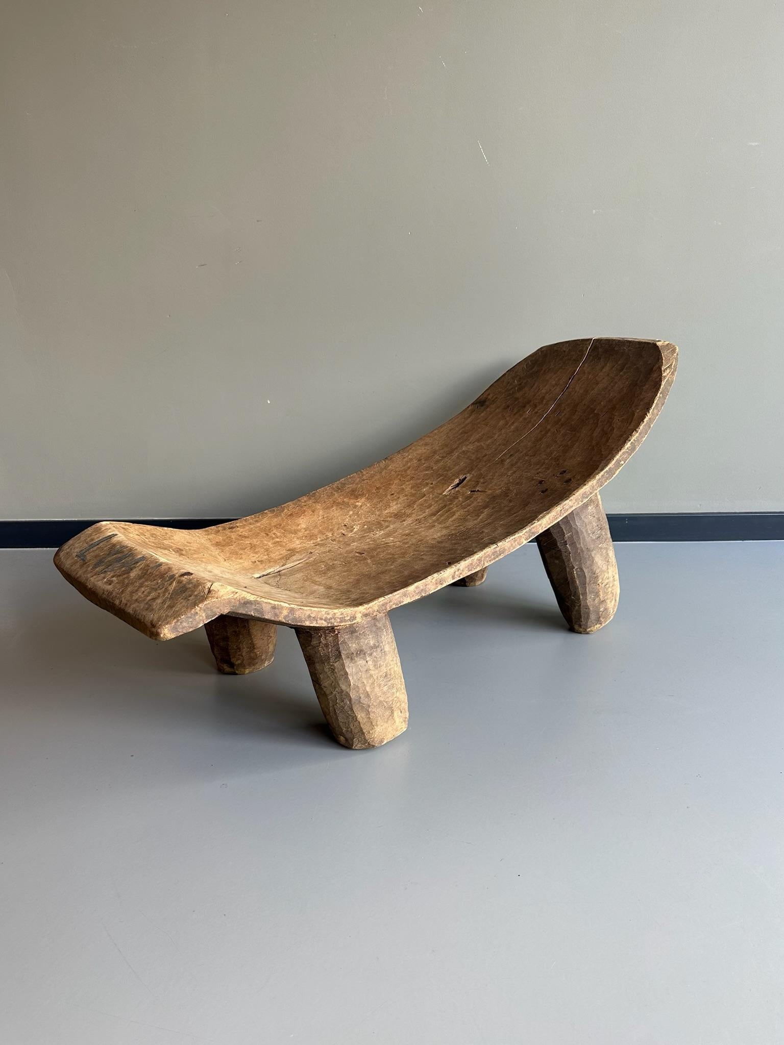 Great, very big bench.
Made out of one piece of wood.

Carved by the Senufo tribe around the mid of the 20th century.

The senufo tribe lives in Mali, Burkina Faso and Ivory Coast.

There are old repairs, think they ad to the charm of the