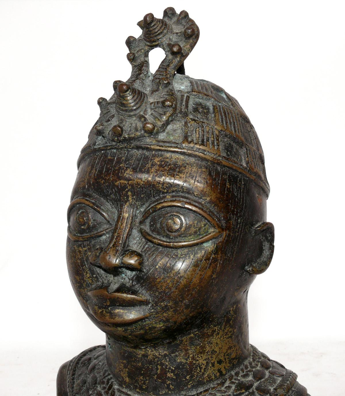 20ième siècle Sculpture africaine en bronze de Benin en vente