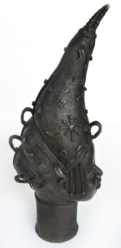 Bronzes africains du Bénin représentant la reine Edo:: Iyoba (Nigeria):: monumental:: vers 1950