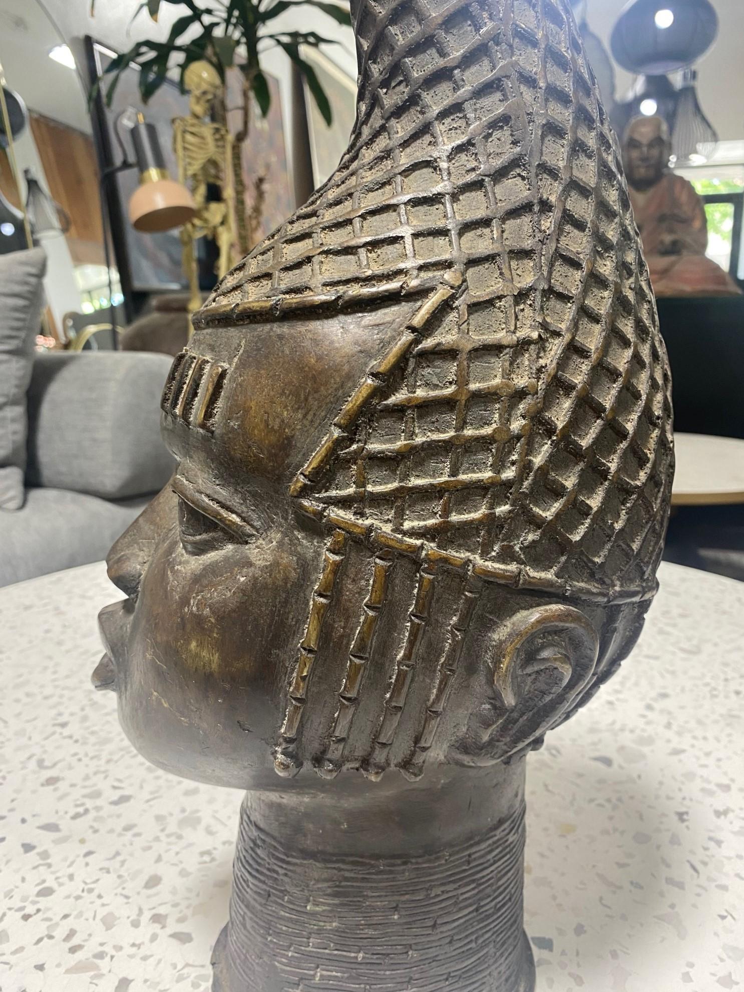 Benin Yoruba Oba tête de la reine Idia, grande sculpture de buste en bronze 3