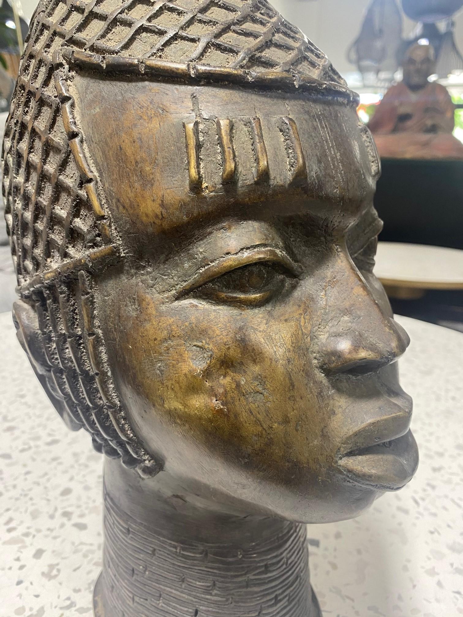 Benin Yoruba Oba tête de la reine Idia, grande sculpture de buste en bronze 9