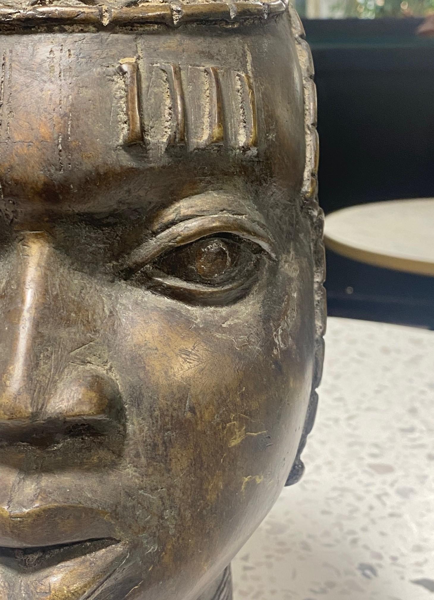 Nigérian Benin Yoruba Oba tête de la reine Idia, grande sculpture de buste en bronze