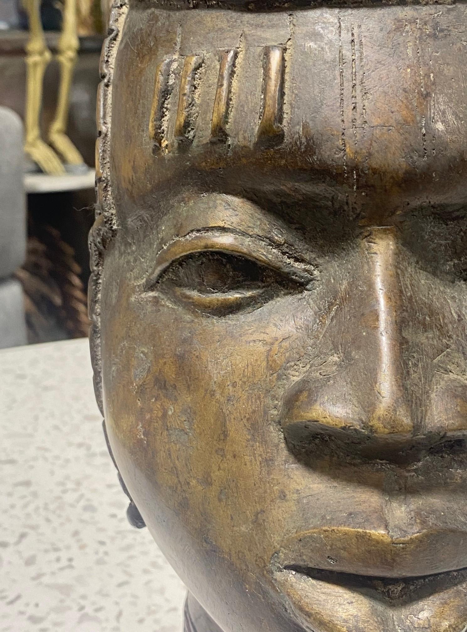 Benin Yoruba Oba tête de la reine Idia, grande sculpture de buste en bronze Bon état à Studio City, CA
