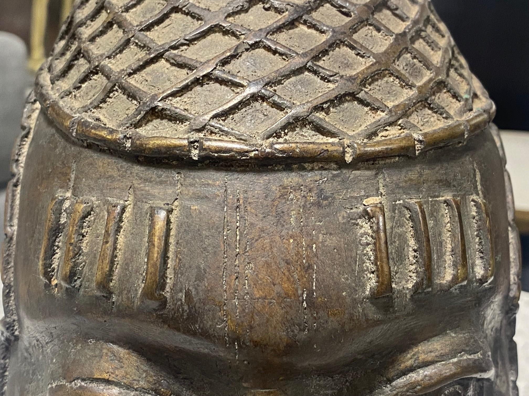 20ième siècle Benin Yoruba Oba tête de la reine Idia, grande sculpture de buste en bronze