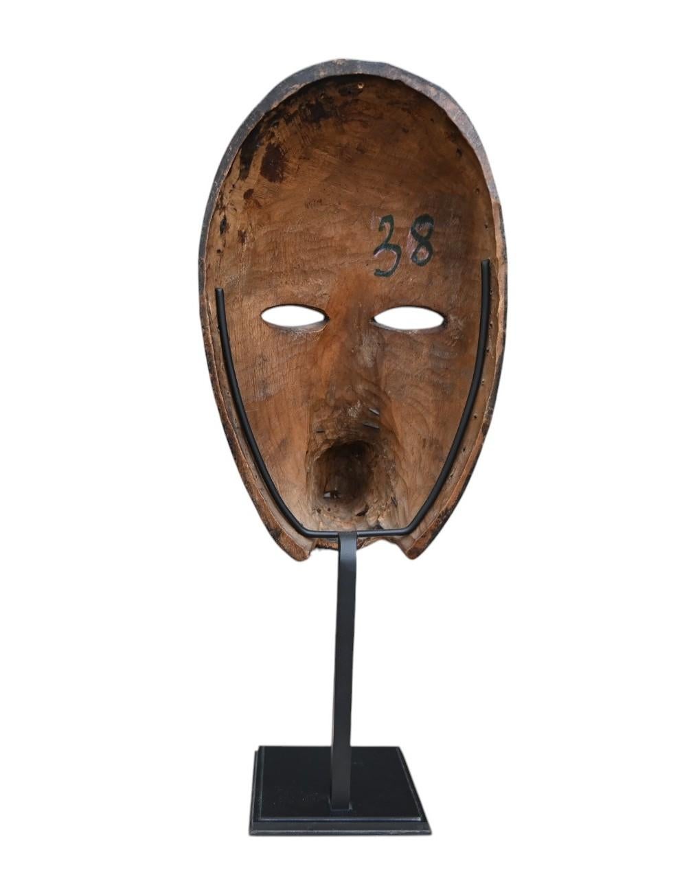 African Bird Mask From The Dan Tribe, Ivory Coast, early 1900 In Good Condition For Sale In Bilzen, BE