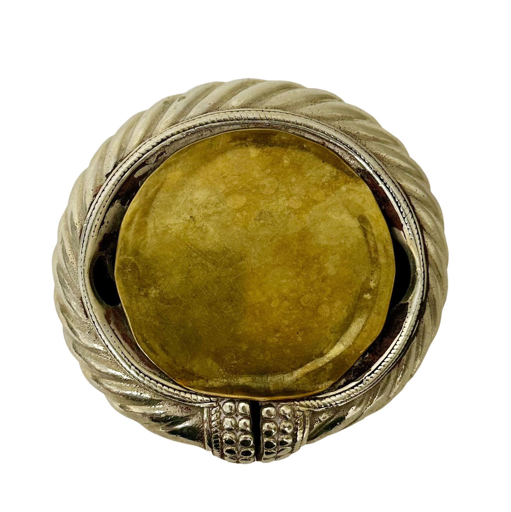 Afrikanisches Armband, gefertigt in einer Schale (Frühes 20. Jahrhundert) im Angebot