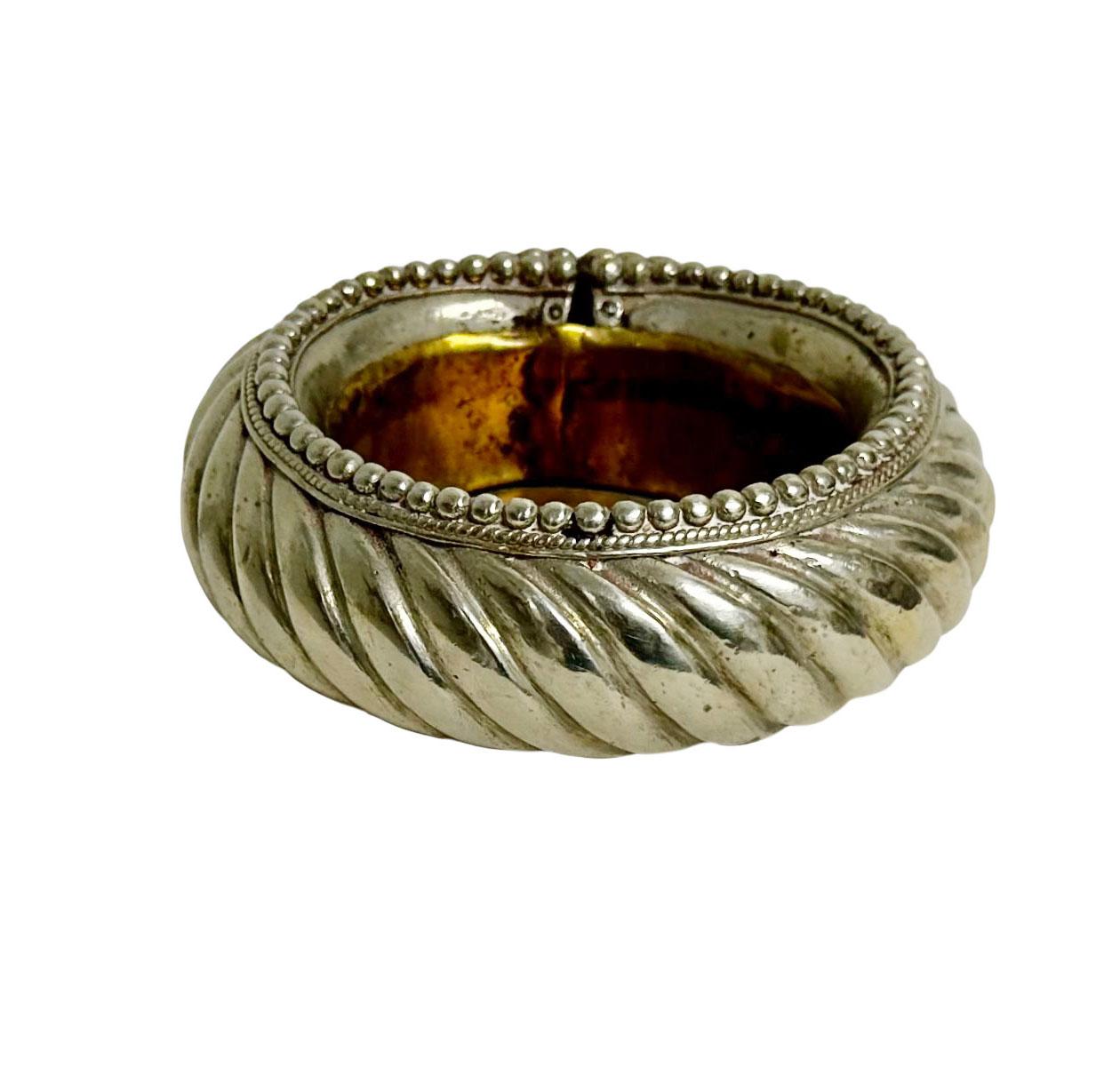 Afrikanisches Armband, gefertigt in einer Schale (Silber) im Angebot