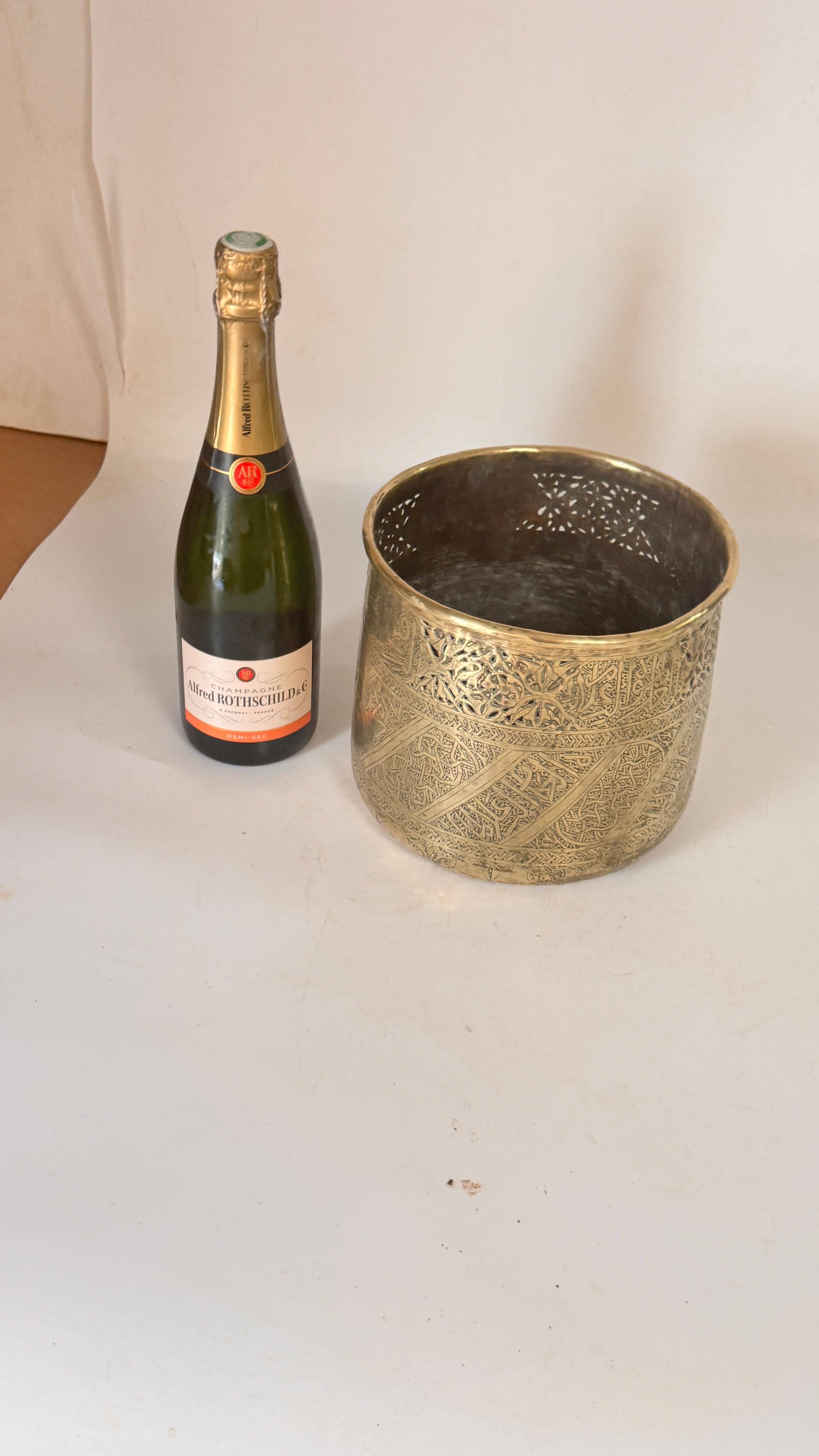 19th-Century African Brass Plant Stand / Vide-Poche — Pierced Botanical Decor

Description:
This is a beautiful 19th-century African brass plant stand or vide-poche, crafted with great refinement. The piece features botanical motifs and decorative