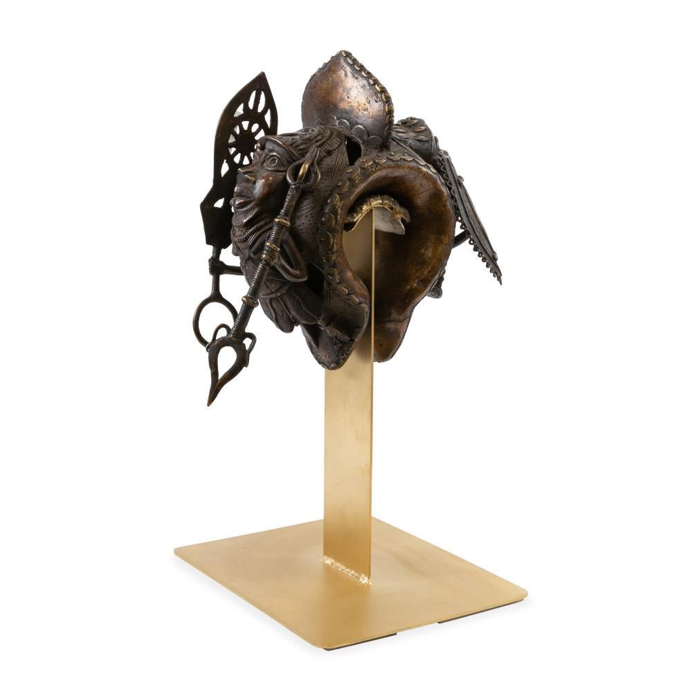 Si tratta di una scultura in bronzo in stile Benin, probabilmente ispirata alle tradizionali tecniche di fusione a cera persa utilizzate dal popolo Edo del Regno di Benin (l'odierna Nigeria).

Descrizione:
Una scultura africana in bronzo finemente