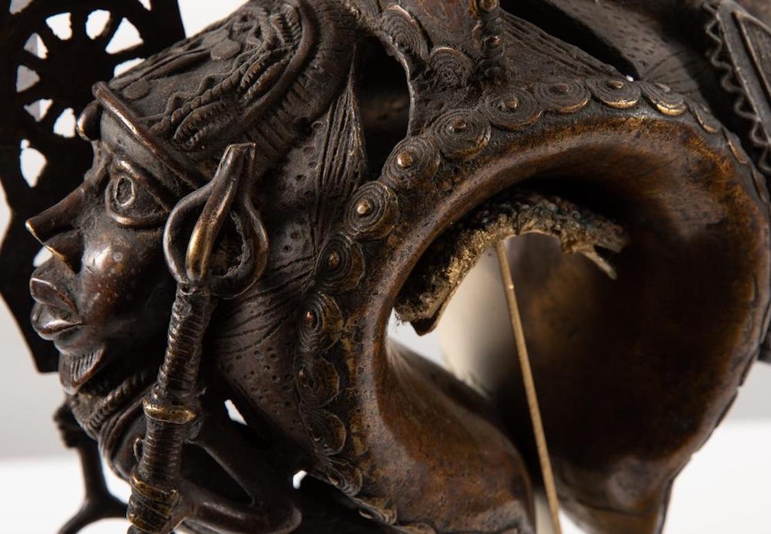 Nigeriano Scultura africana in bronzo del Benin in vendita