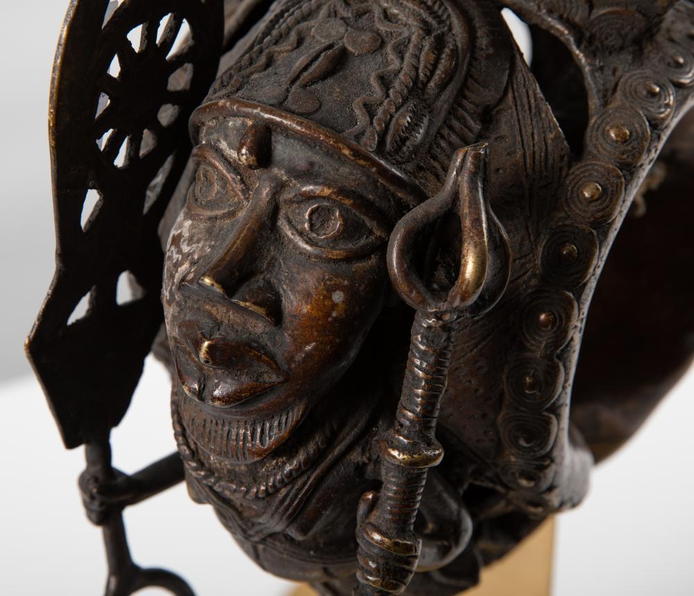 Scultura africana in bronzo del Benin In condizioni buone in vendita a Bonita Springs, FL
