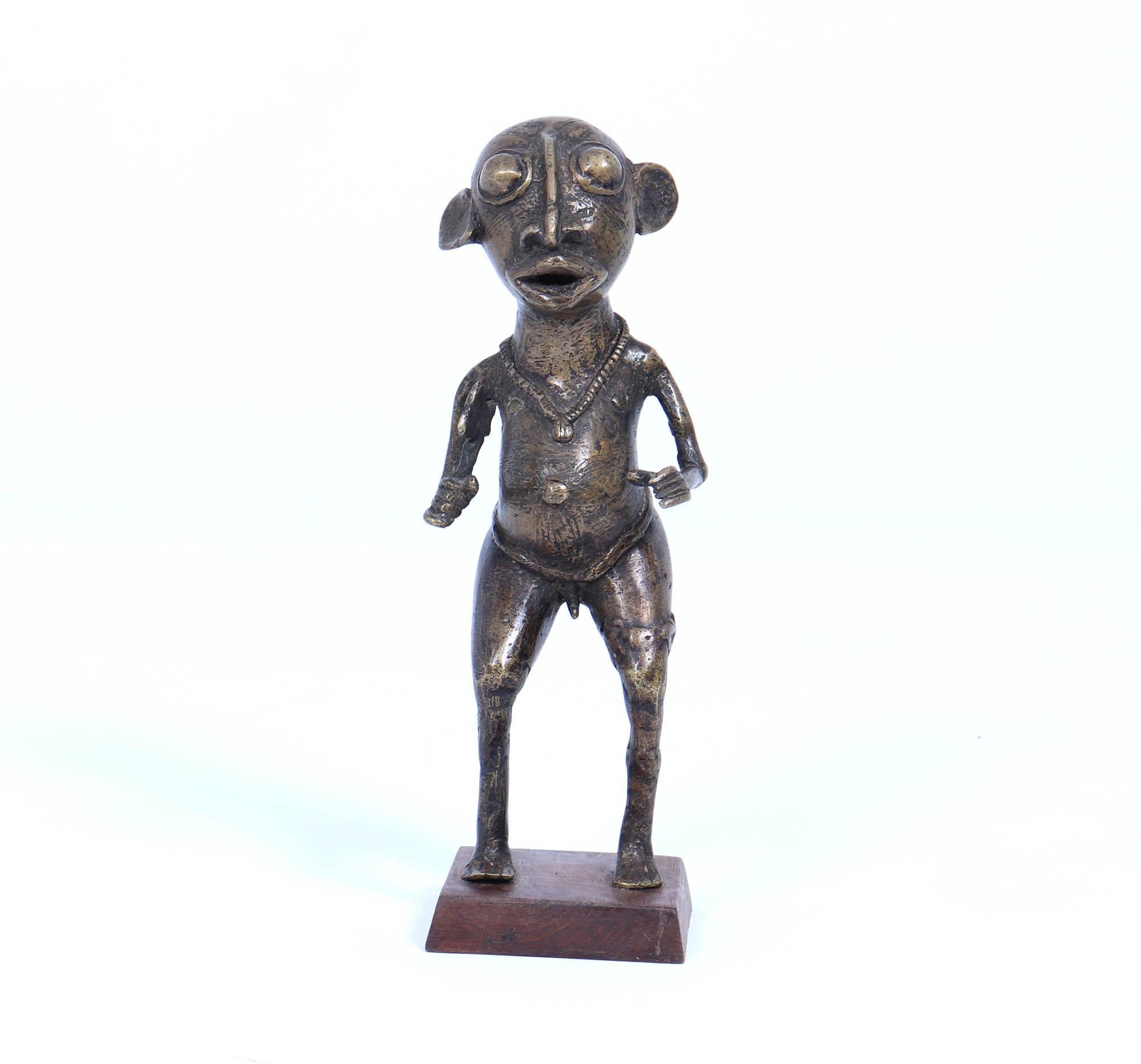 Figura africana in bronzo del 1950 circa
Una rara figura in bronzo fusa e rifinita a mano che incarna sia l'arte che il simbolismo funzionale. Questa scultura di grande impatto è caratterizzata da tratti del viso prominenti, che catturano in modo