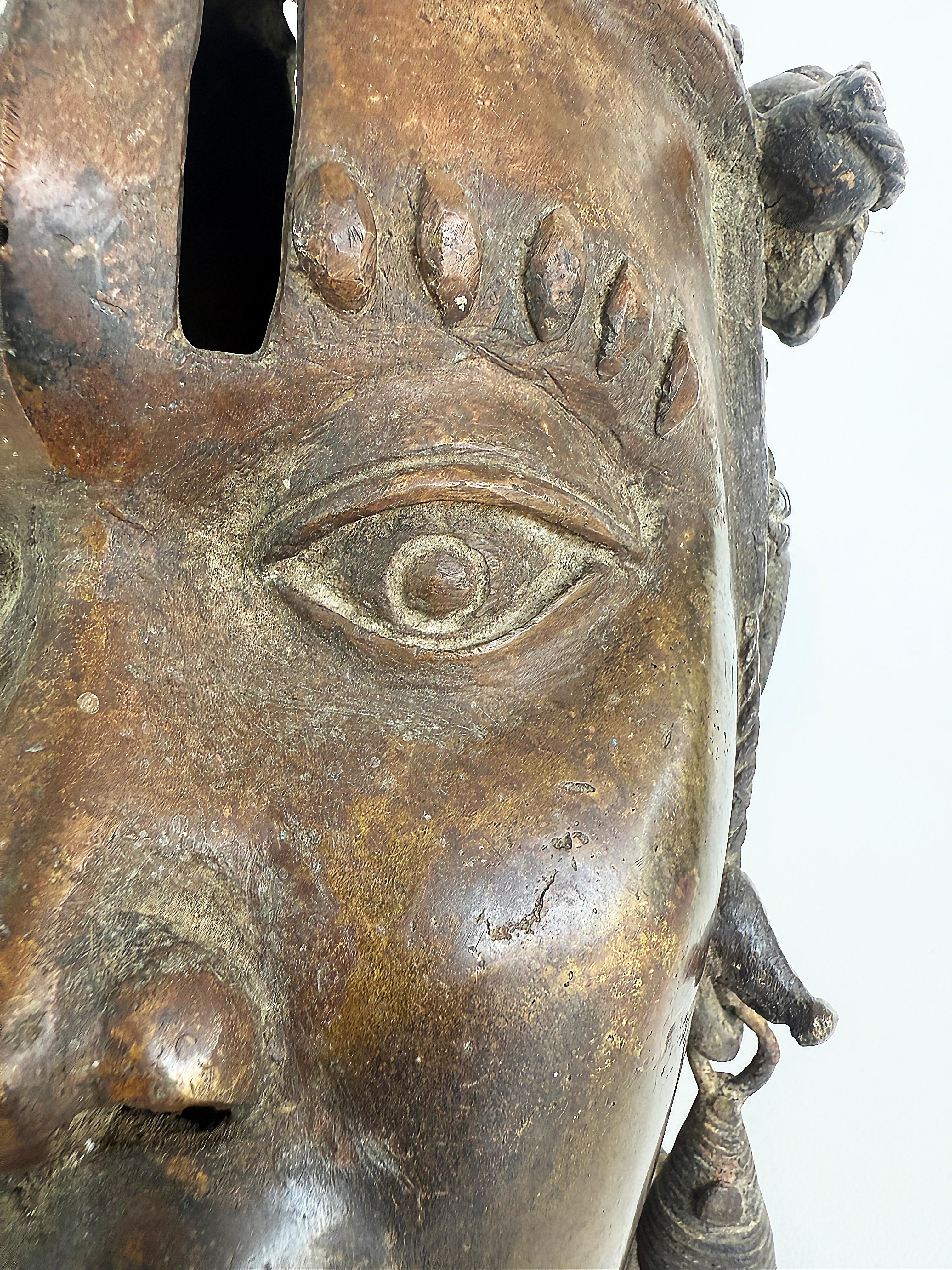 Busto Africano de Bronce Estilo Tribal de Camerún, Siglo XX, Gran Pátina en venta 6