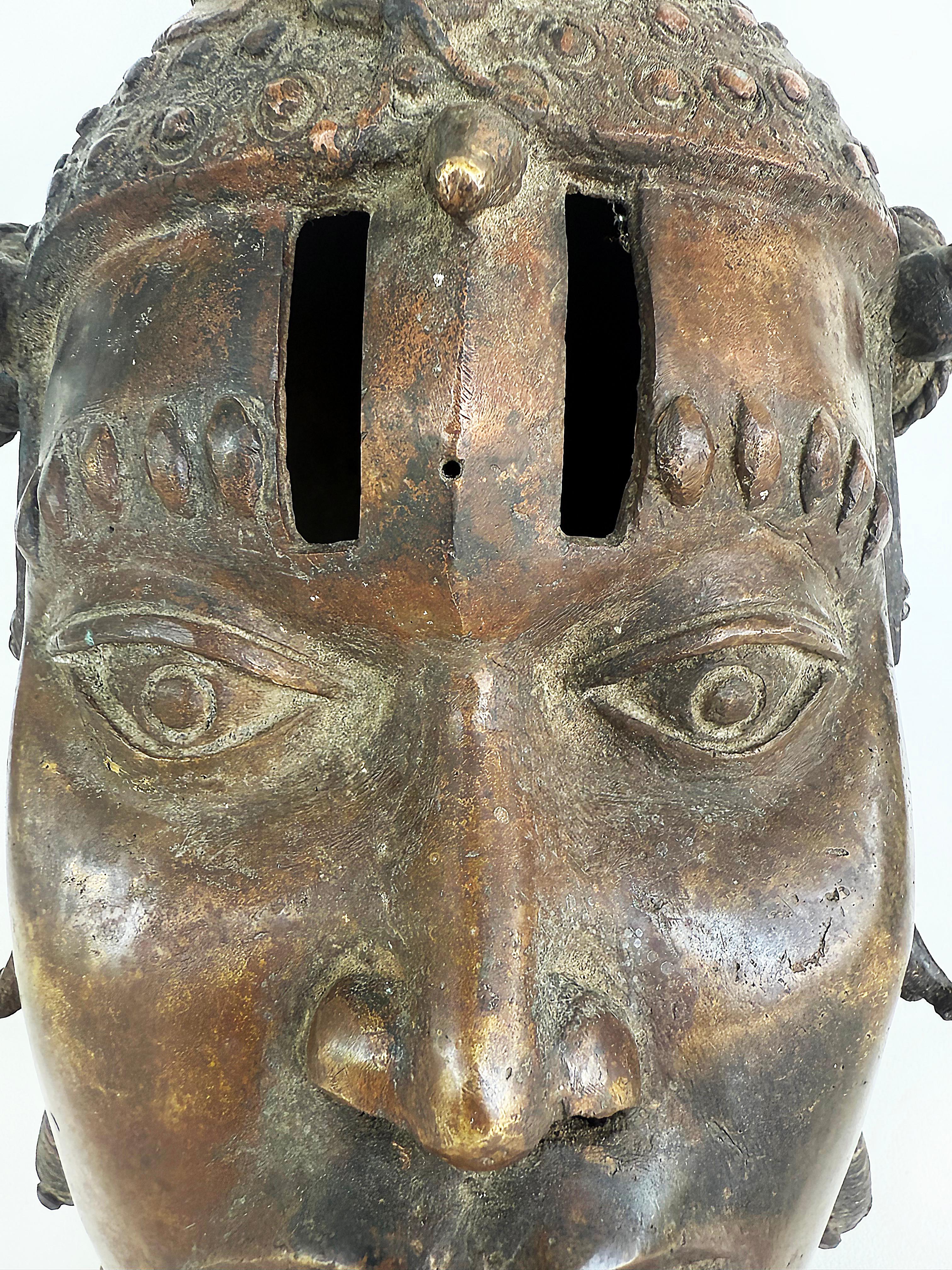 Busto Africano de Bronce Estilo Tribal de Camerún, Siglo XX, Gran Pátina en venta 7