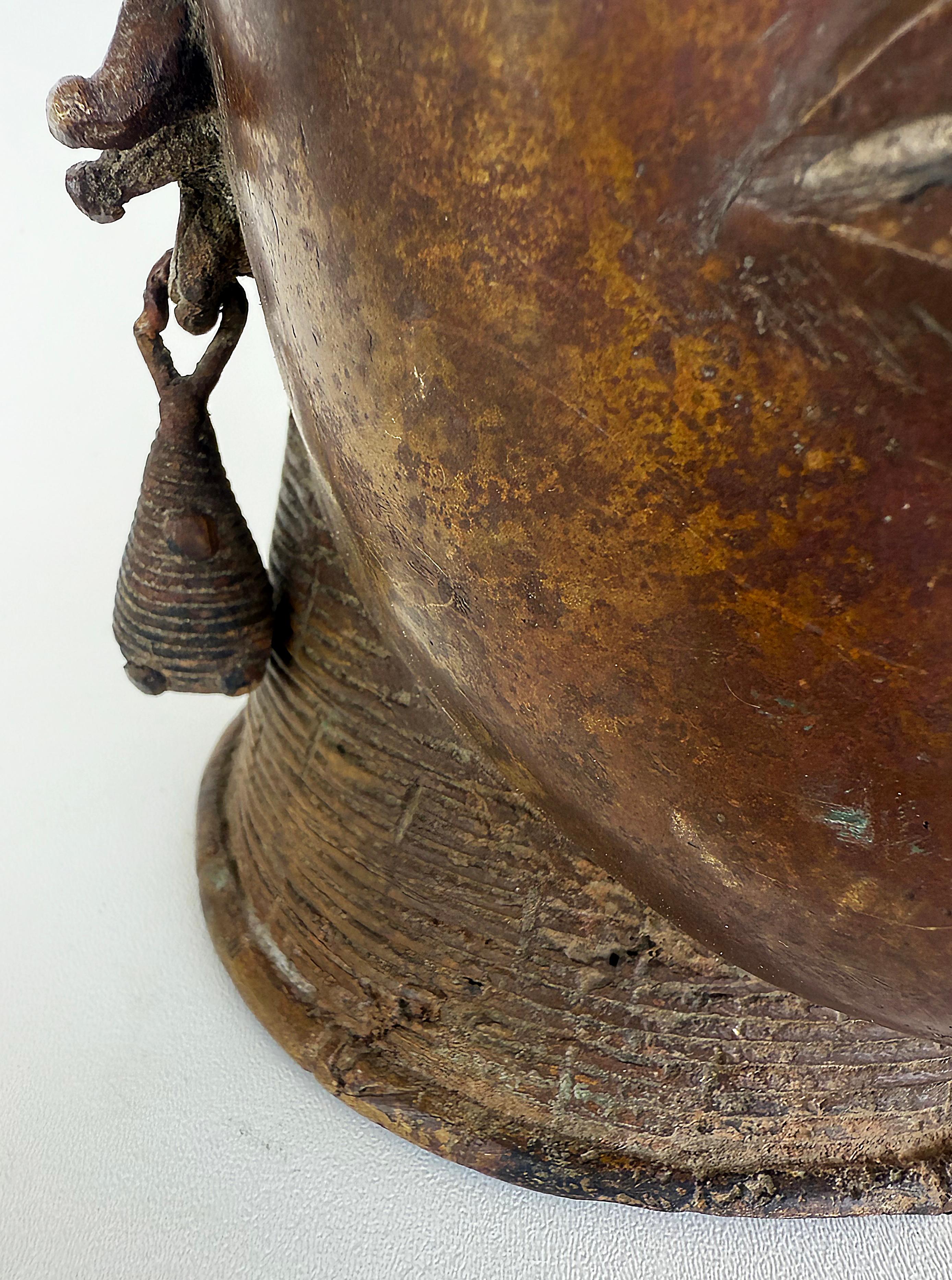 Busto Africano de Bronce Estilo Tribal de Camerún, Siglo XX, Gran Pátina en venta 8
