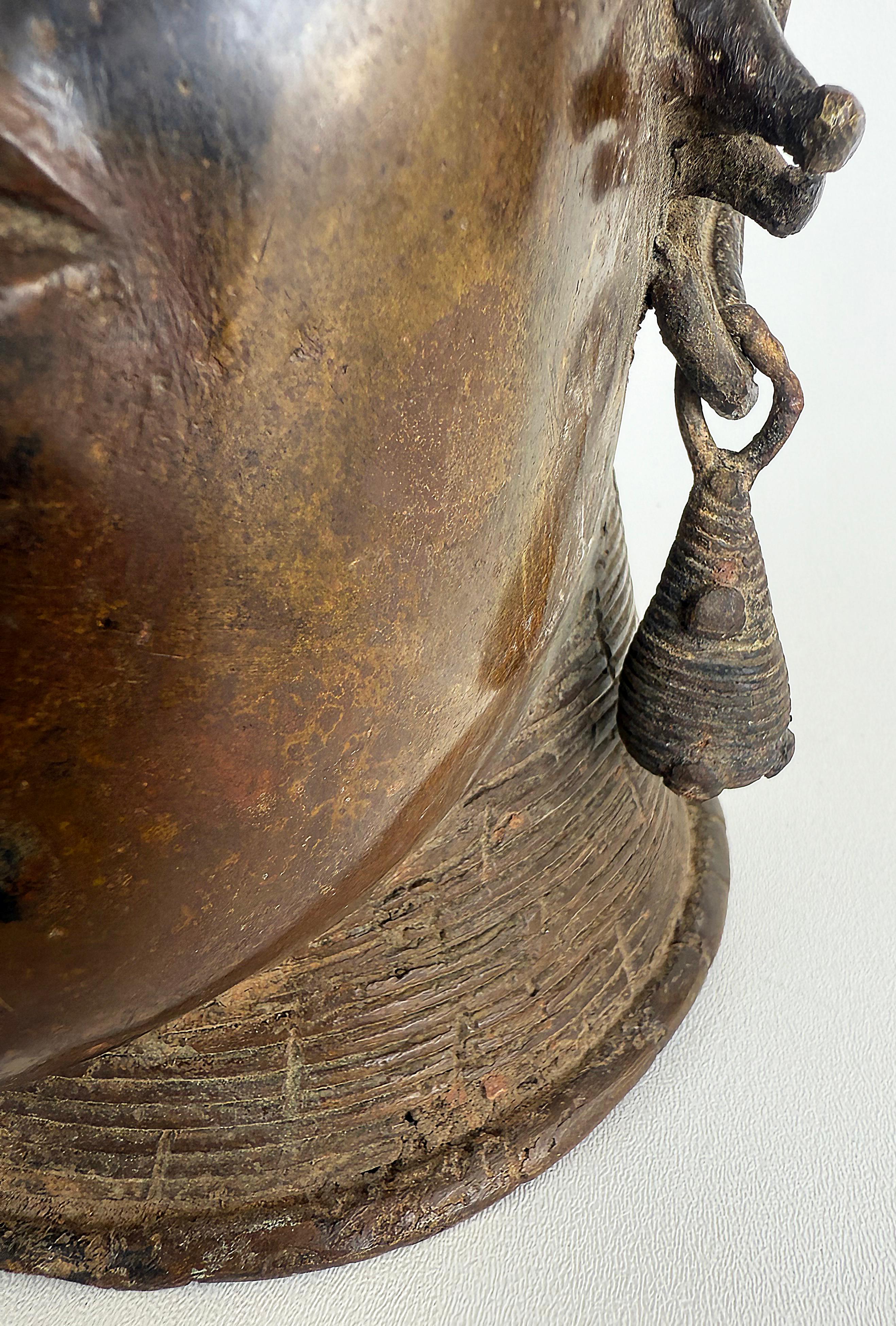 Busto Africano de Bronce Estilo Tribal de Camerún, Siglo XX, Gran Pátina en venta 9